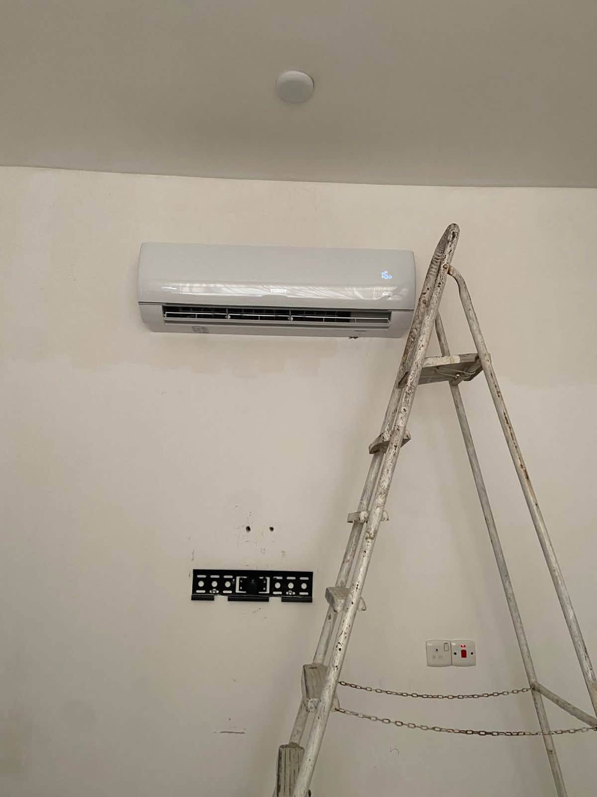 ❄️ تنصيب وصيانة السبالت باحترافية وجودة مضمونة ❄️

📲 واتساب فقط للحجز والاستفسار: ***********

إذا تريد سبلتك تشتغل بأفضل أداء وتبرد مثل الوكالة، فالتنصيب الصحيح هو الأساس. إحنا نهتم بأدق التفاصيل حتى تستلم شغل مرتب ونظيف ومضمون.

✅ تنصيب جميع أنواع السبالت
✅ صيانة دورية ومعالجة الأعطال
✅ تنظيف الوحدات الداخلية والخارجية
✅ تعبئة غاز وفحص التسريبات
✅ فك ونقل وإعادة تنصيب
✅ فحص شامل قبل وبعد العمل

🚚 تريد تنقل السبلت من مكان لمكان؟

عندك سبلت وتريد فكّه ونقله لمكان ثاني وشدّه وإعادة تنصيبه؟ إحنا ننقله إلك ونرجعه ننصبه بمكانه الجديد بشغل مرتب ودقيق.

🔥 وعندك أكثر من سبلت؟

نسويلك خصم على أجور الفك والشَدّ والنقل حسب العدد. كلما زاد العدد، زاد الخصم.

💰 نشتري جميع أنواع السبالت

عندك سبلت مستخدم أو عاطل؟
نشتري جميع أنواع السبالت المستخدمة والعاطلة وبـ سعر مناسب حسب حالة الجهاز ونوعه.

📞 إذا عندك سبلت تريد تبيعه، راسلنا على الواتساب وأرسل صورة السبلت ومعلوماته ونقيّم سعره.

⚠️ انتبهوا من المنصبين القفاصين وأصحاب تنصيب الـ25 ألف!

مو كل سعر رخيص يعني وفّرت، أحياناً تدفع بعدها أضعاف السعر حتى تصلّح الضرر.

❌ يزرفون البوري أو يسوون التنصيب بطريقة غلط
❌ يسببون تهريب للغاز وضعف بالتبريد
❌ يحطولك غاز والجهاز أصلاً بيه مشكلة بالتنصيب
❌ يشوهون الحايط ويخلّون الشغل غير مرتب
❌ وبعدها تضطر تدور فني ثاني حتى يصلح أخطاء التنصيب الأول

💡 ادفع سعر معقول من البداية، أحسن من ما ينشلع كلبك وتدفع ضعف المبلغ حتى تصلّح شغل غيرك.

🎁 عروضنا:

💙 تنصيب مجاني للعوائل المتعففة
🔥 من 4 سبالت وفوك خصم 20% على أجور التنصيب
🚚 خصم على الفك والشَدّ والنقل عند وجود أكثر من سبلت
💰 شراء جميع أنواع السبالت المستخدمة والعاطلة بسعر مناسب

📍 نجيك وين ما كنت داخل بغداد

✅ الكرخ
✅ الرصافة

🚫 ما نطلع للمحافظات، رجاءً.

🕐 متواجدين على مدار 24 ساعة

📲 واتساب فقط للحجز والاستفسار:
***********

✨ ثقتكم مسؤوليتنا، وشغلنا النظيف هو أفضل إعلان إلنا. ❄️
