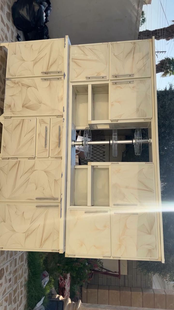كاونتر نضيف كلش سعره 300 + ميز طعام 150 وبي مجال مكانهم تكريت القادسيه
