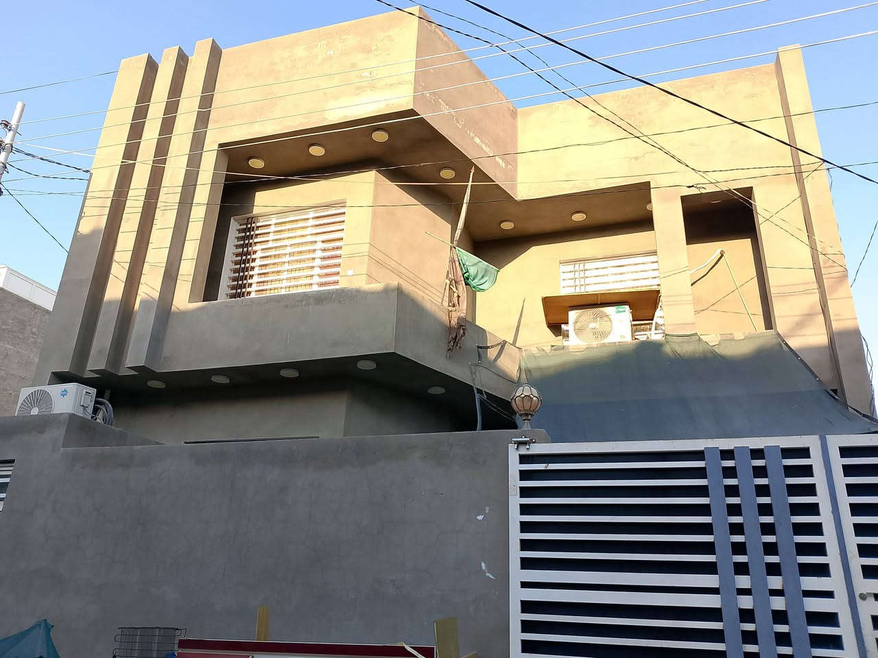 بيت للبيت 200مترحي النداء رقم العقار 54848  بدايه دخول شارع المجمعات مقابل مطعم بركات المصطفى رابع بيت عن الشارع التجاري شارع بيتي ألبناء جديد بناء جناي درجه اولى للاستفسارالاتصال
 على الرقم ***********
