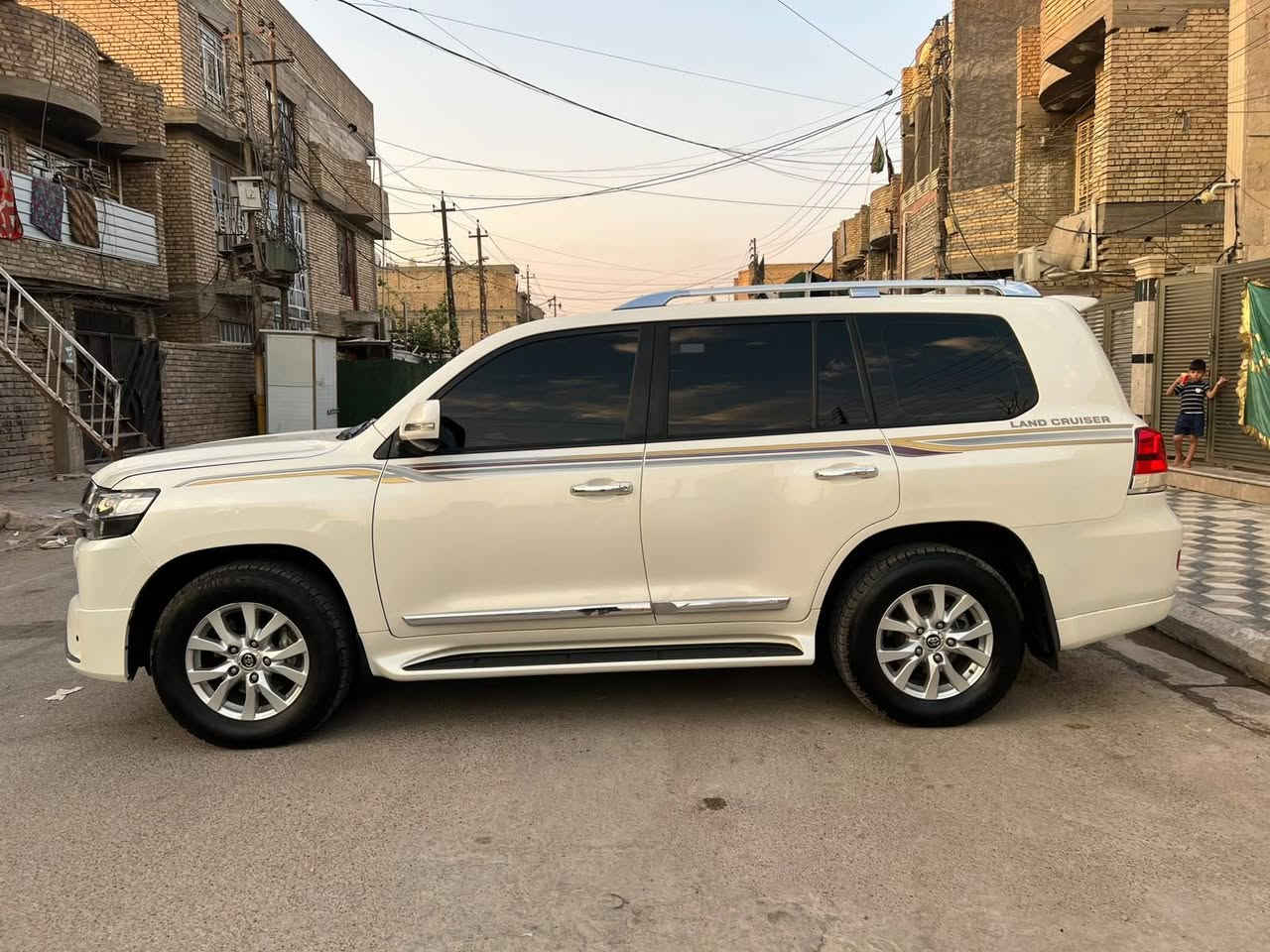 لاندكروز .SAS فول مواصفات  موديل.2018 اصل تكمه وسنويه رقم بغداد انكليزي بأسمي 
المواصفات
.الفئة GXR
.حجم المحرك V6
.شاشه كبيره ام الدعاء
.5 بصمات
.جنطه كهرباء 
.حساسات امامي وخلفي 
. داخل جلد 
.كشنات كهرباء 
.ثلاجه 
.شاشات عدد 3
.فتحه سقف 
.تحكمات استيرن 
.مانع انزلاق 
.نضام نزول المنحدرات 
.نضام اقتصاد البانزين .ECONOMY 
.نضام صوت 
               mark   Levinson
.مري كهرباء شفط + نضام الترحيب + اشاير بلمري
.مثبت سرعه 
. زراكات
.ثلاث قطع تبريد
.تحكمات ستيرن بلتوس اوكس
 .اضائه لد رئيسيه مع كشافات ضبابيه
(لحيه أمامية وخلفية) مع فتحة سقف كهربائية وسكك سقف (روف ريل).
 .ماشية 63  الف قابل لزياده وحقيقي 
.مكفولة كفالة عامه من ضربه وصبغ وتبديل وشخوط 
.#السعر 46 الف دولار (460ورقه)
. سنوية بأسمي تحويل مباشر
مكان السياره بغداد
للاستفسار
***********
