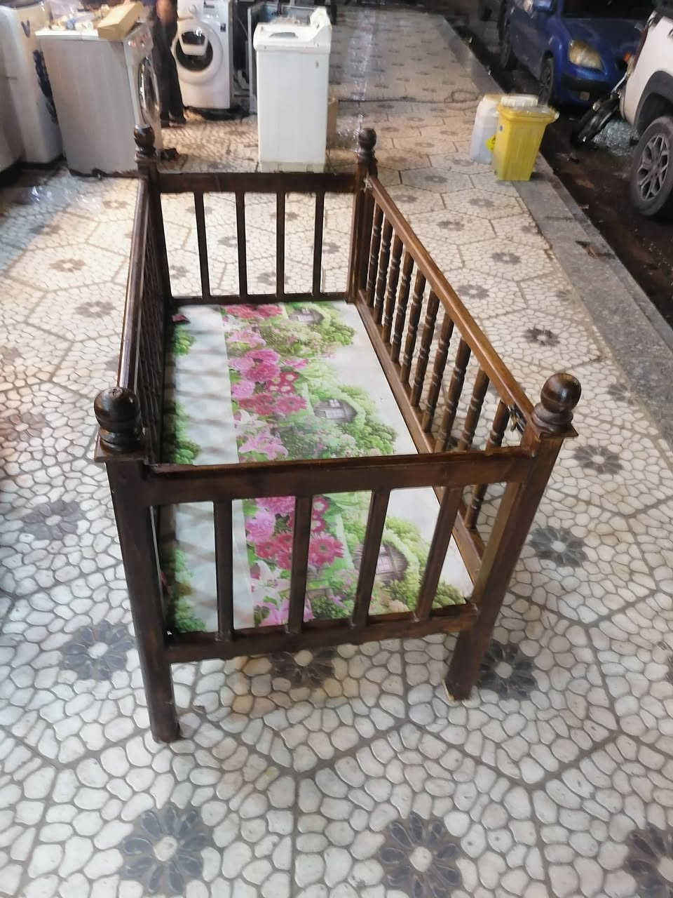 تخت طفل • درجة أولى • معرض ابو حسن