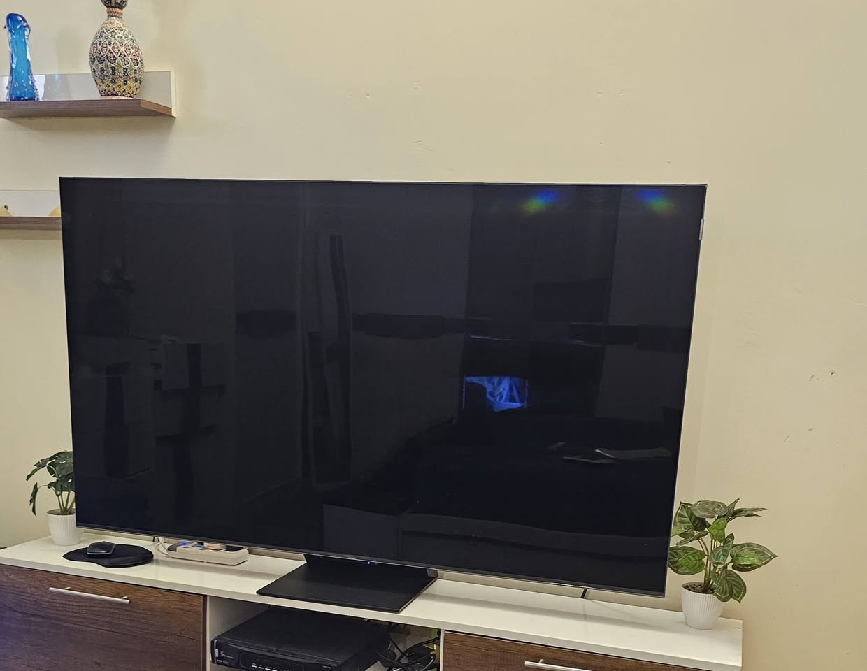 السلام عليكم.  شاشة نوع TCL حجم 65 فئة C855 مني ليد استعمال قليل سعرها 1.300 عنوان بغداد الدوره  *********** . تحياتي

