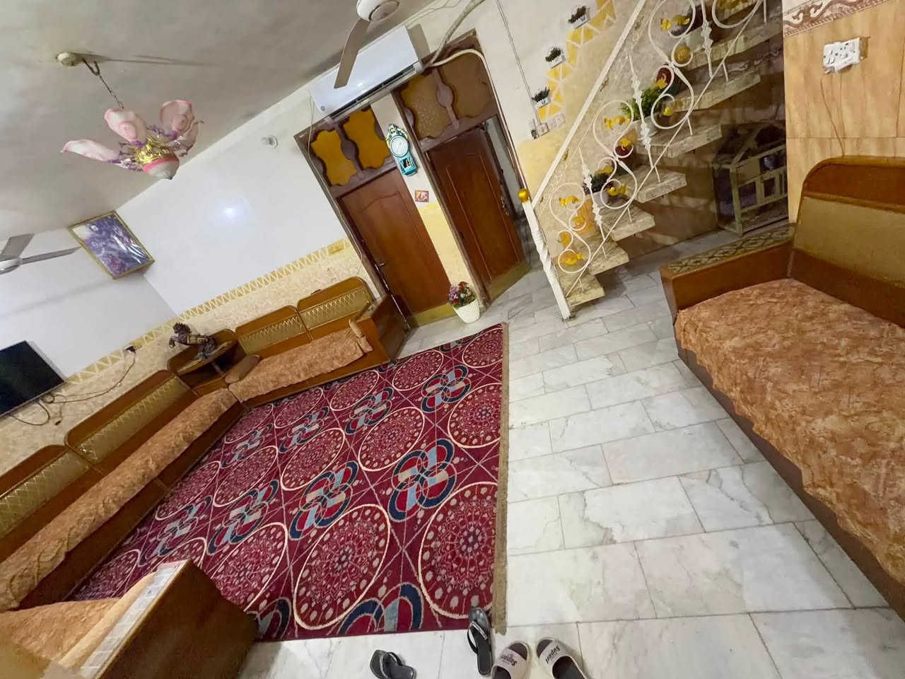 بيت ٢٠٠ متر طابو صرف للبيع نضيف بناء درجه اولى للبيع طابقين حله مهندسين مقابيل شارع ام البنين
الطابق الاول غرفتين نوم كليدور مطبق صاله طارمه حديقه مجمع صحيات 

الطابق الثاني غرفتين وهول مجمع صحيات 

للاستفسار اكثر ***********

***********
