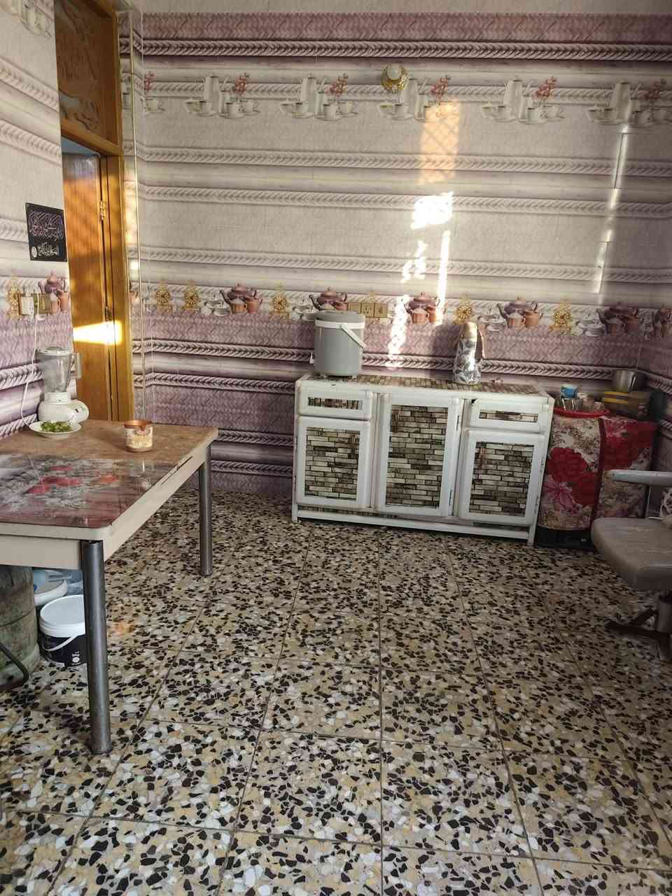 بيت ١٥٠م طابو زراعي سند ٢٥بناء حديث درجه اولى غرفتين نوم صاله استقبال مطبخ مجمع صحيات خارجي وداخلي ارضيه كاشي الموقع حي علوش قريب سيد اكريم
السعر 90 وبي مجال ***********
