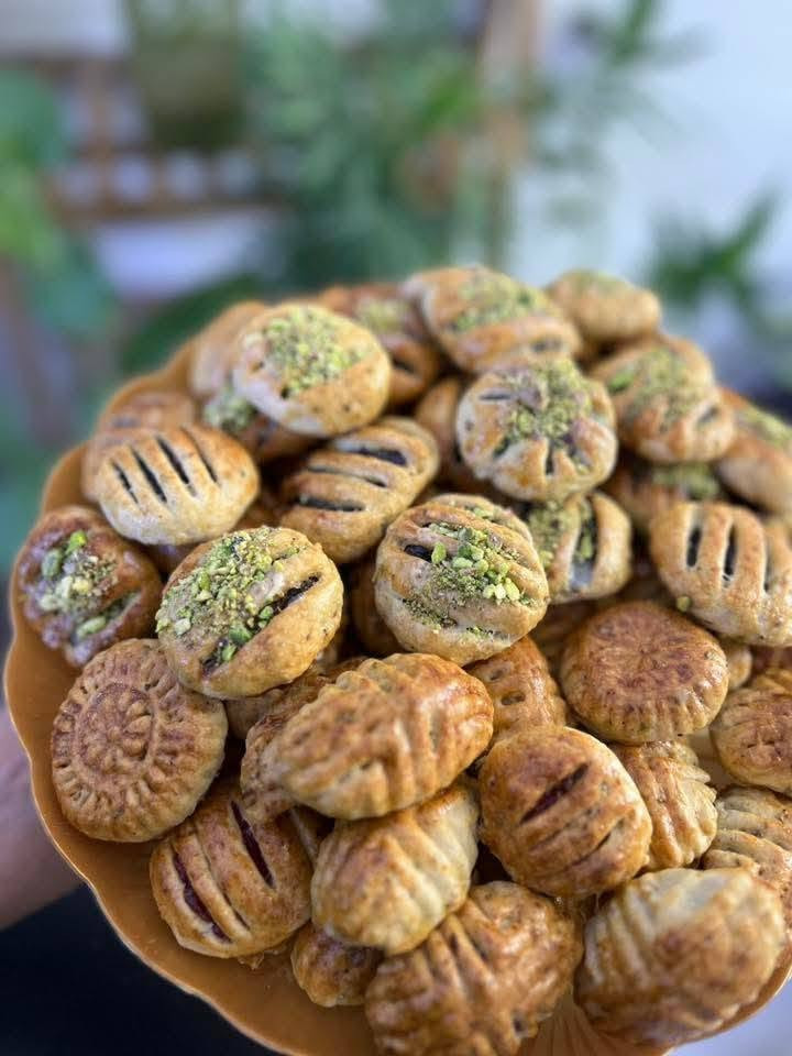 👑 عرض اليومين من تجهيزات اكل بيتي  👑
لحقي قبل ما يخلص ⏰ ساري لمدة يومين فقط!

🎁 البكج العائلي 110 قطعة + هدية 🎁

✅ 20 قطعة لحم بعجين 
✅ 20 قطعة مني بيتزا
✅ 25 قطعة كبة حلب 
✅ 20 قطعة كبة جريش
✅ 15 قطعة بورك لحم
✅ 15 قطعة سمبوسة دجاج

+ تختارين هديتك: 
نص كيلو معجنات مشكلة / 10 كبة / نص كيلو كليجه

الطعم بيتي 100% وعجين طازة يومي 
الكمية محدودة جداً والحجز مسبق

للحجز والاستفسار: 
📞 ***********
التوصيل متوفر داخل بغداد... 

وراء كل قطعه تعب كبير وحلم أكبر 
سر قوتي هوه دعمكم
