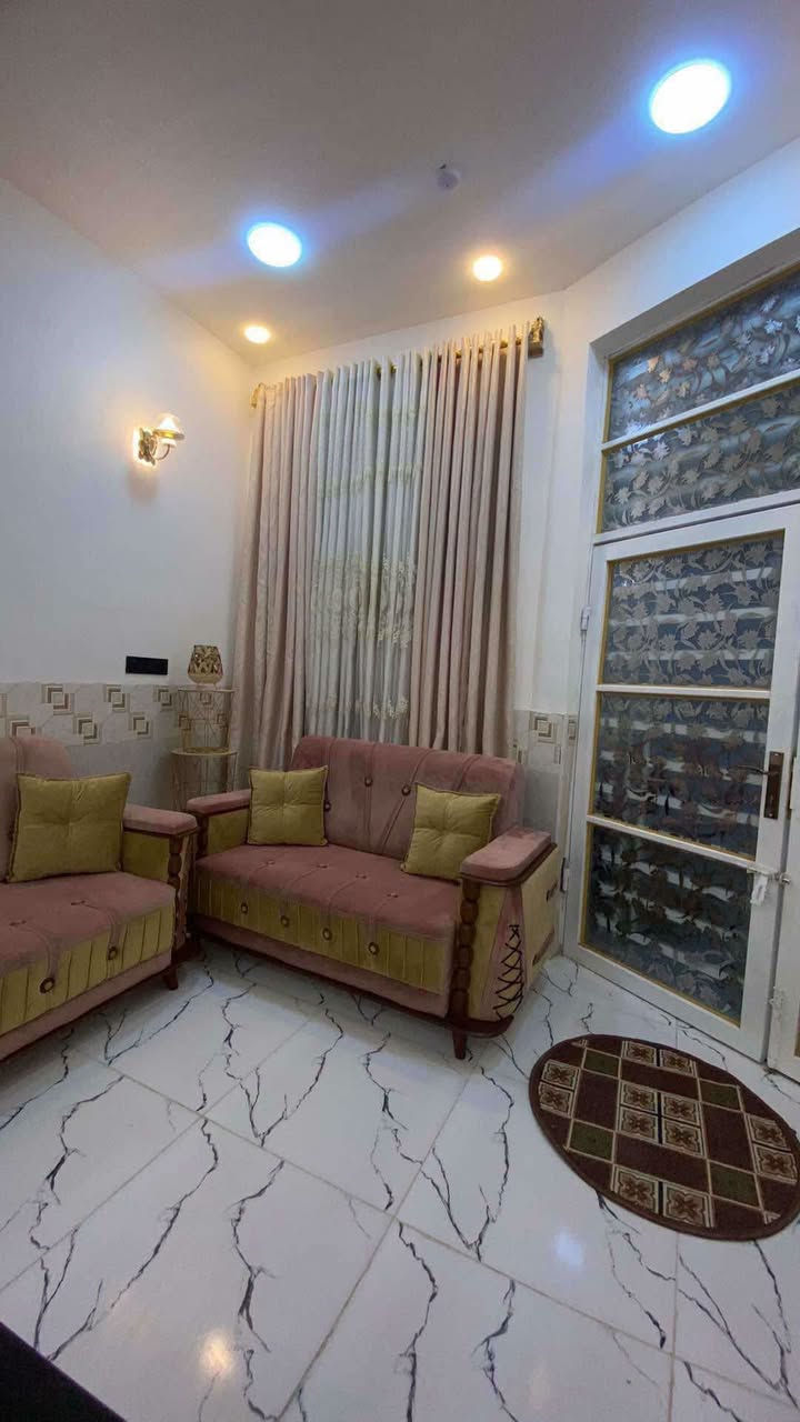 بيت لبيع مساحه  ١٠٠ م   يحتوي عله غرفه نوم وصاله وستقبال وصحيات   عنوان حي الجامعه طولاني بناء ٢٠٢٣ بي سطحين وبيتونه طابق واحد رقم القطعه ٦٥٥ مامطلوب تحويل نفس اليوم بناء طابوق شارع١٠ م اول فرع  عن الشارع العام قرب مجمع الرواد عبرة شارع عن الفلاحية مقابيل السفينة ماركت سعره 90وبيه مجال لمراجعه دلاليه سيد حيدر ***********
