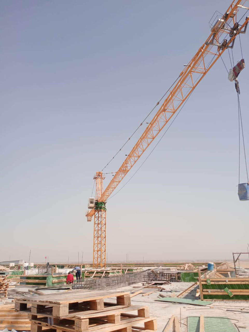 السلام عليكم
للبيع :- 
تاور كرين رومندي إيطالي موديل 2006
وزنه بالمركز ١٤،٥ طن 
طول الجب ( الذراع ) ٧٧،٥ م
نهاية الذراع يحمل ٢،٥ طن
ارتفاعه ٣٠ م
غرفة السايق كامله مع سبلت 
شغال مابيه اي عطل وخاضع لشروط السلامة والفحص
الموقع : محافظة كربلاء 
للاستفسار عن السعر وباقي التفاصيل الرجاء الاتصال على الرقم أدناه 
***********
مهندس محمد
