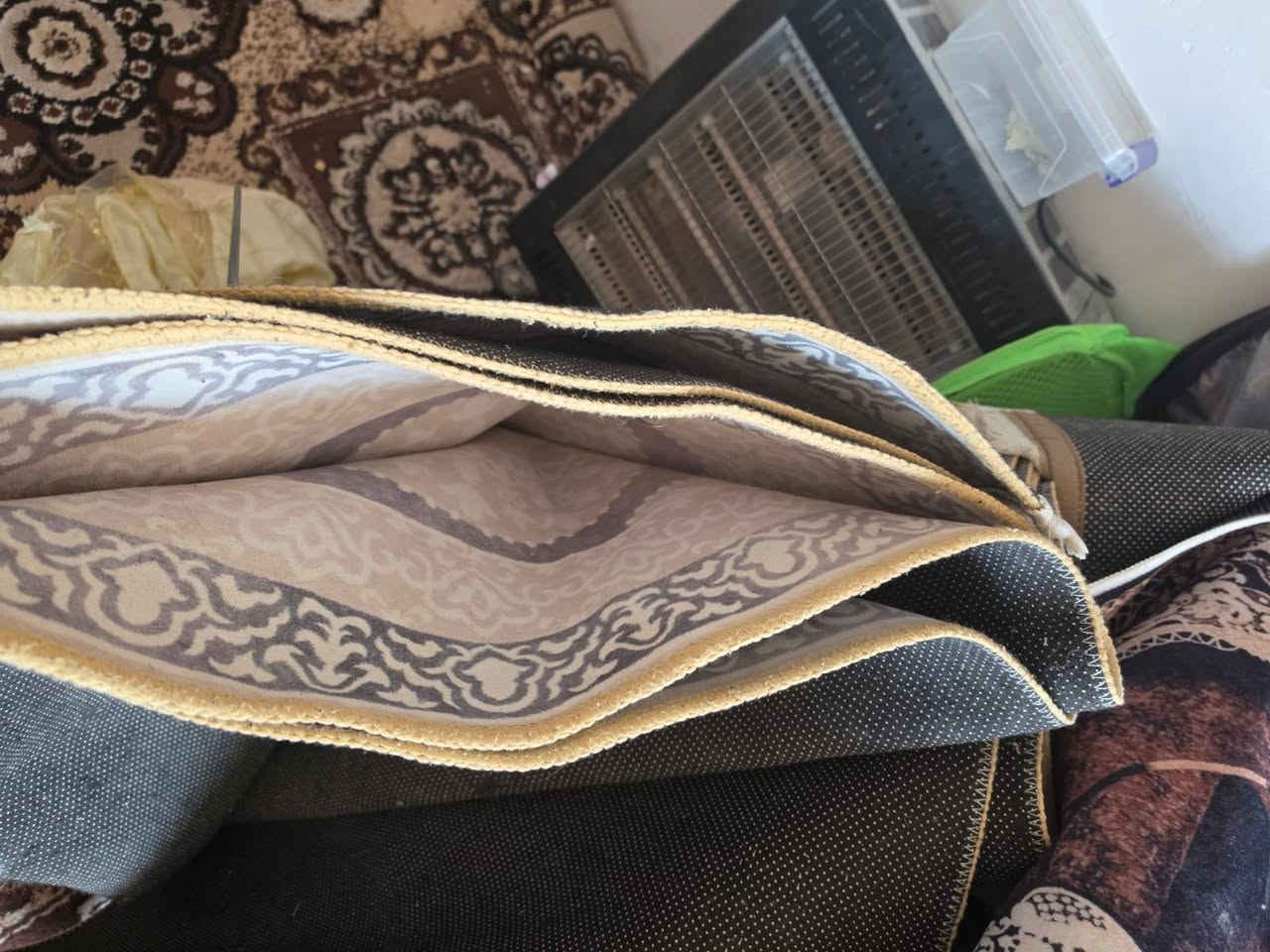 للبيع كلمن وسعره

نص مكتوب في الصور:
- محتهى تم إنشاؤه باستخدام الذكاء الاصطناعي
- محتوى تم إنشاؤه باستخدام محدد الذكاء الاصطناعي