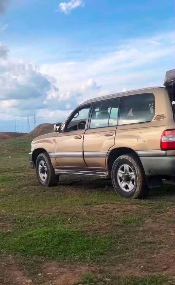 اعادة النشر بسبب الوعود الكاذبه 
السلام عليكم 
اخوان لاندكروز GXR    ٢٠٠٦ اصل 
سيارة فول اوتوماتيك 
فتحه بسقف
محرك كير مكفول 
تدفئة تبريد ثلج 
دبل تانكي ١٦٠ لتر 
منضومة غاز ايطاليا جاهزة ١٠٠ لتر 
دبلات جبليه
سبير قطري
السياره بيه ضربه بل ضهر 
اربع جاملغات معجون والصندوك بي هم
السياره صبغ عام تكم قماره بونيد بجم شرط
سعرها ١٠٠ وبيها مجال مستعجل ع البيع مكان كركوك  للأستفسار ***********

