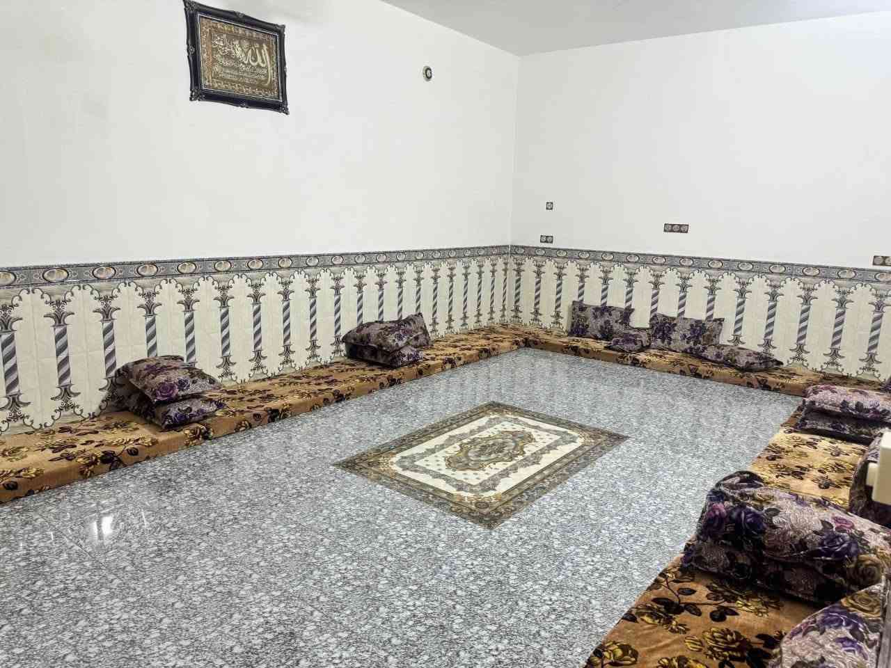 مساحه  ٣٠٠م غرفتين صاله مطبخ واستقبال وحمامات خارجيه بناء بلوك الخالديه  مكان حي الامين  نهايه شارع مستشفى قرب اسواق سيف العسافي
***********
