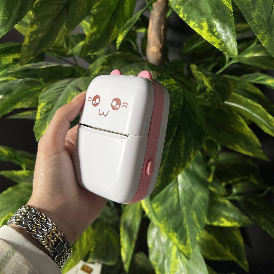 طابعه ميني محموله 
السعر 25,000 مع التوصيل

للتواصل *********** واتساب

Mini Printer المحمولة – طباعة حرارية فورية عبر البلوتوث

• طابعة ميني محمولة تعمل بدون حبر، مصممة للطباعة السريعة والمباشرة من الموبايل عبر البلوتوث.

• تدعم الطباعة بدون حبر (Inkless) لسهولة الاستخدام وتقليل التكاليف.

• إمكانية طباعة الصور، النصوص، الرسومات (Sketch) والملصقات (Labels).

• بطارية مدمجة تدوم لفترة طويلة للاستخدام اليومي.

• اتصال بلوتوث سريع (BT Instant Printing) للطباعة مباشرة من الهاتف.
• تعمل من خلال تطبيق iPrint المتوفر على Android و iOS.

• نوع الطباعة: حرارية بدون حبر (Inkless Printing)
• طرق الطباعة: صور – نصوص – رسومات – ملصقات

• الاتصال: بلوتوث
• التطبيق: iPrint
• مصدر الطاقة: شحن عبر 5V
• مؤشرات الحالة:
 • ضوء أزرق: تشغيل / جاهزية
 • ضوء أحمر: أثناء الشحن
• زر التشغيل: ضغط مطول للتشغيل (3 ثواني)

محتويات العلبة:
• جهاز Mini Printer
• كابل شحن
• رولة ورق حراري
• دليل الاستخدام (Instruction Manual)
