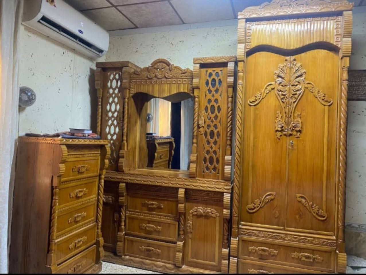 السلام عليكم غرفة اخشاب للبيع فصال الموصل الغنصور ست بوب جديده حيل صبغ حراري مستخدمه قليل السعر مليون و 300 هاتف ***********
