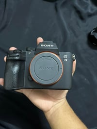 سوني A7III • عدسة 24-70 فتحة 4 • بطاريتين أصليتين