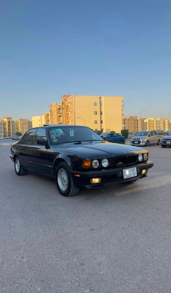 بي ام موديل 1992  صبغ عام جمالية حجم 735 محرك 6 سياره نضيفه جدا تبريد ثلج رقم مميز بسمي للستفسار ***********
