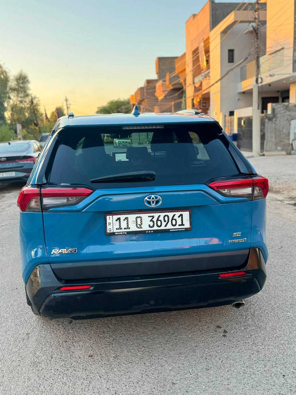 سيارةRAV4 للبيع او مراوس  موديل2023  أمريكي الحادث خلفي صور الحادث موجود داخل المنشور  فول مواصفات مصابيح LED أمامية.
* إضاءة نهارية LED.
* تشغيل بصمة (Push Start).
* دخول ذكي بدون مفتاح.
* مقعد السائق كهربائي بـ 8 وضعيات.
* شاشة 8 إنش.
* دعم لاسلكي لـ Apple CarPlay وAndroid Aut

* رادار أمامي مع نظام منع الاصطدام.
* مثبت سرعة راداري.
* المحافظة على المسار.
* تنبيه مغادرة المسار.
* مراقبة النقطة العمياء (Blind Spot).
* تنبيه حركة المرور الخلفية (Rear Cross Traffic Alert).
* كاميرا خلفية.
مكان السياره بغداد الحريه 
***********
