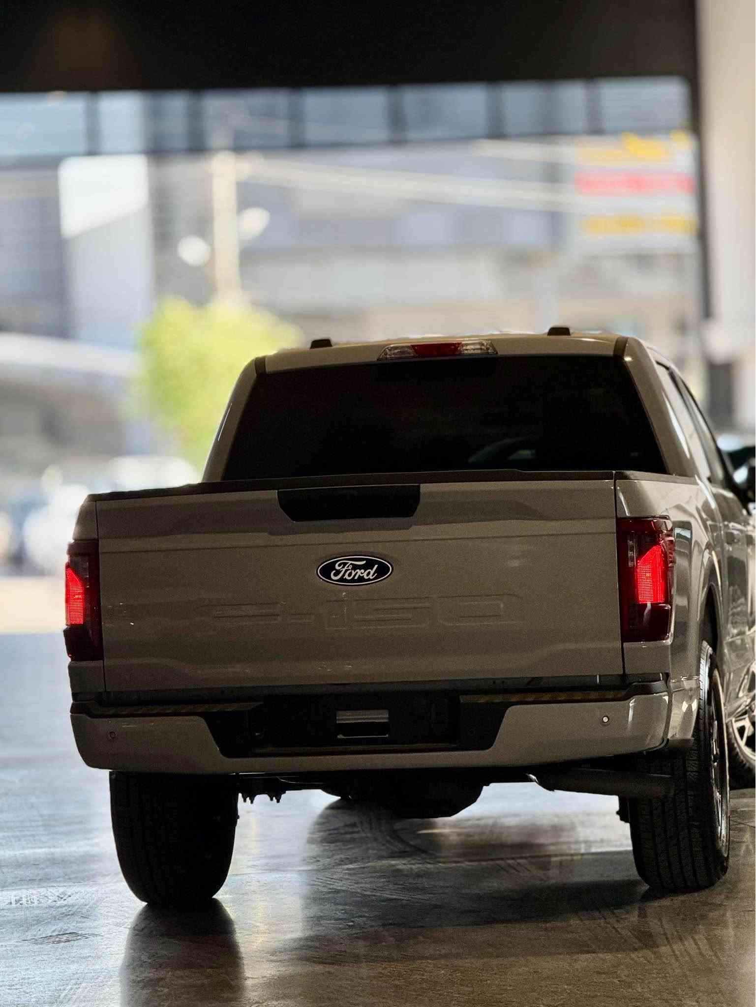 FORD F150 2024 STX 
تاک ئەکسل ڕۆنگی چیمەنتۆیی هەردو چەمەلەخی پێشەوەی بۆیاخە بێ ناو گرتن بێ ئێرباگ پێشی کەپسە سەیارەکە زۆر جوانو زۆر تازەیە یەک دینار مەسرەفی تیا نیە ٣مانگ کاتی تیایە 
نرخ:٢٩٧
*********** السليمانية, العراق
