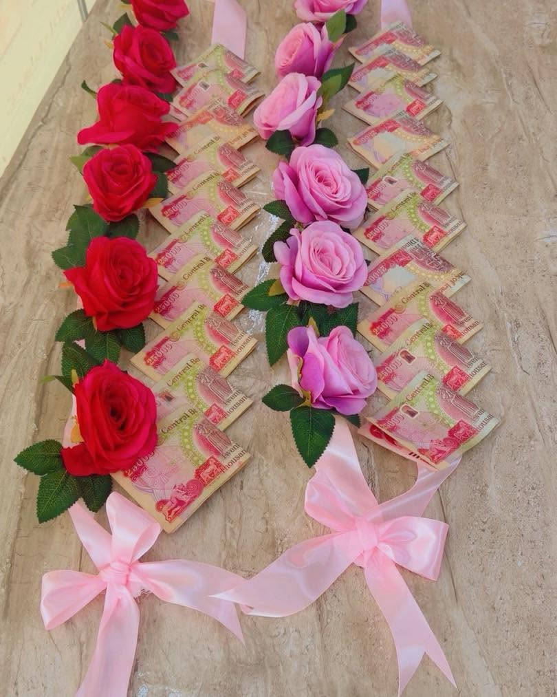 🌸 بوكيه ورد وفلوس بتنسيق أنيق ومميز 🌸
هدية راقية تجمع بين الورد واللمسة المميزة 💕
مناسبة للتخرج، النجاح، الأعياد والمناسبات الخاصة 🎓💐

🎀 نهديها بحب… ونخلي فرحتك أجمل
📩 للحجز والطلب راسلونا على الخاص.
أو الاتصال بالأرقام التالية 
***********
0770051557

نص مكتوب في الصور:
- سلسلة الورود والنقود
- لمسة فخامة وذوق راقى لجميع المناسبات
- ورد صناعي عالي الجودة
- توزيع مرتب للنقود
- تصميم أنيق وجذاب
- مناسب للأفراح والمناسبات الخاصة
- ورد صناعي فاخر
- توزيع أنيق للنقود
- شريط ساتان أنيق
- هدية تعبر عن أجمل المشاعر
- اطلب الآن