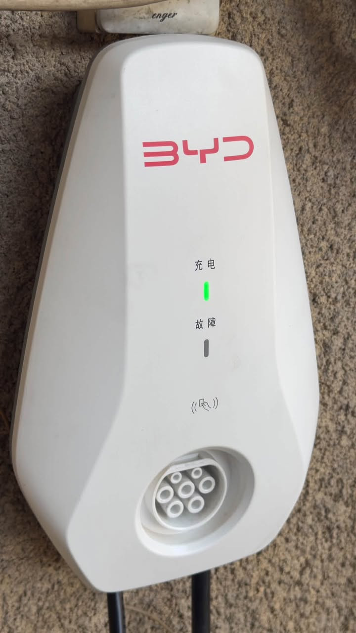 شاحن 32 امبير
للبيع شاحن اصلي BYD ابو الكارت لتجنب سرقة
يشحن 32 او 16 امبير ((  6.0kw )) 
(( 225 الف ))  ⚡️
للسيارات الي تدعم شحن 32 
بغداد - الدورة 
***********
يتوفر خدمة توصيل داخل بغداد
