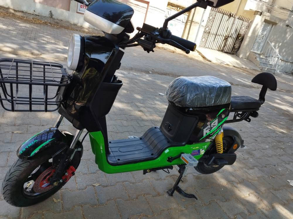 النوع: دراجه كهربائيه R9 وينلي

اللون: اسود + الاخضر .

المواصفات: 5بطاريات جرافيين و32 امبير، تاخذ شحن كامل وتمشيك مسافات طويلة لأن عمرها شهر ونص فقط (يعني بعدها بحيلها ومثل الجديدة).

الحاله العامه: الكهربائيات كلها شغاله (شاشه، لايتات، اشارات، وهورن) وبريكات بحاله ممتازه.

الهيكل الخارجي: الدراجة ما متعرضة لأي حادث، الهيكل سليم وممتاز، لكن بيها مجرد شخوط جانبية خفيفة جداً بالفايبر ((كما موضحة بالصور)) بسبب الاستخدام والركنة، وما مأثرة على شكلها أو وكفتها نهائياً.

الملحقات: "كاملة وجاهزة، وياها الشاحنة الأصلية والسويجات.

المكان كربلاء حي الموظفين.

السعر: 540 الف دينار عراقي.
متواجد واتساب رسائل وهذا الرقم: *********** عين التمور, كربلاء
