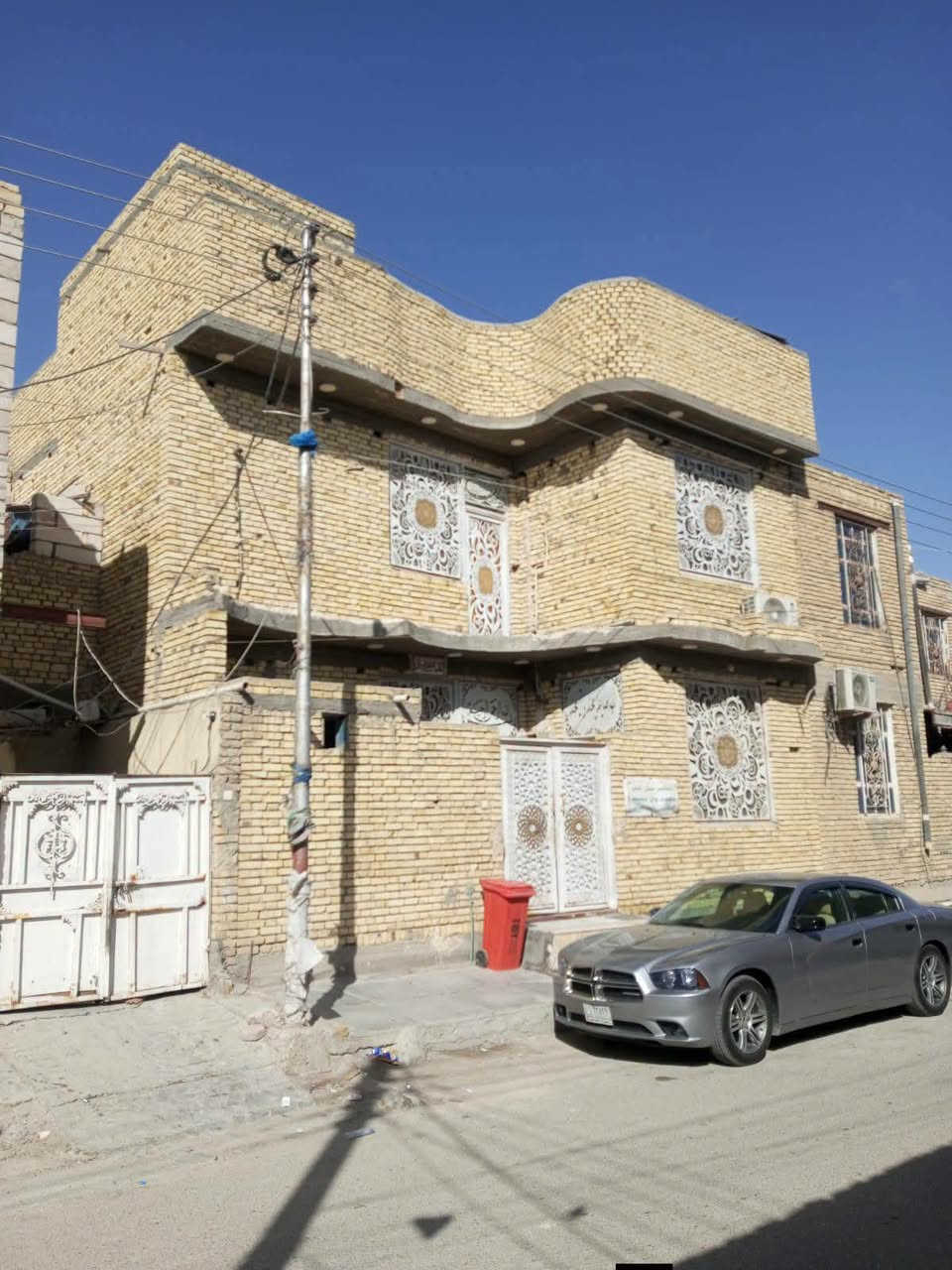 بيت للبيع المساحة 100م
طابقين كونكريت بناء حديث 
المكان حي اور الثانيه 
غرفة عدد 4 وصاله 2 ومطبخ وستقبال وصحيات داخليه وخارجيه السعر 185
***********
