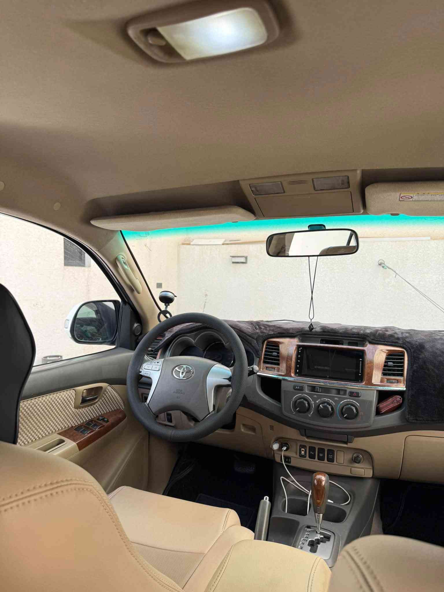 السلام عليك

تيوتا فورتشنر 2012 كفالة
السيارة مال بيت ماشية 177 
حجم المحرك 2700تو ويل 
1-كشنات جلد 
2-حساسات امامي خلف
2-شاشة 
3-تحكم 
4-فصل اكسل 
5-لد مع كشاف شمسي 
6-لون صدفي  
السيارة مكفولة من الصبغ عدا الابلاستك 
السعر 186 وبيها مجال مكاني بغداد الدوره 
رقم الهاتف ***********

