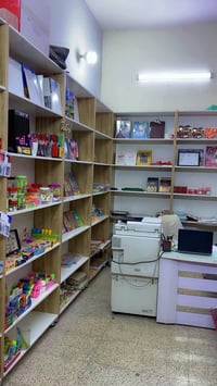 مكتبة كاملة • طابعة كانون • رفوف خشب
