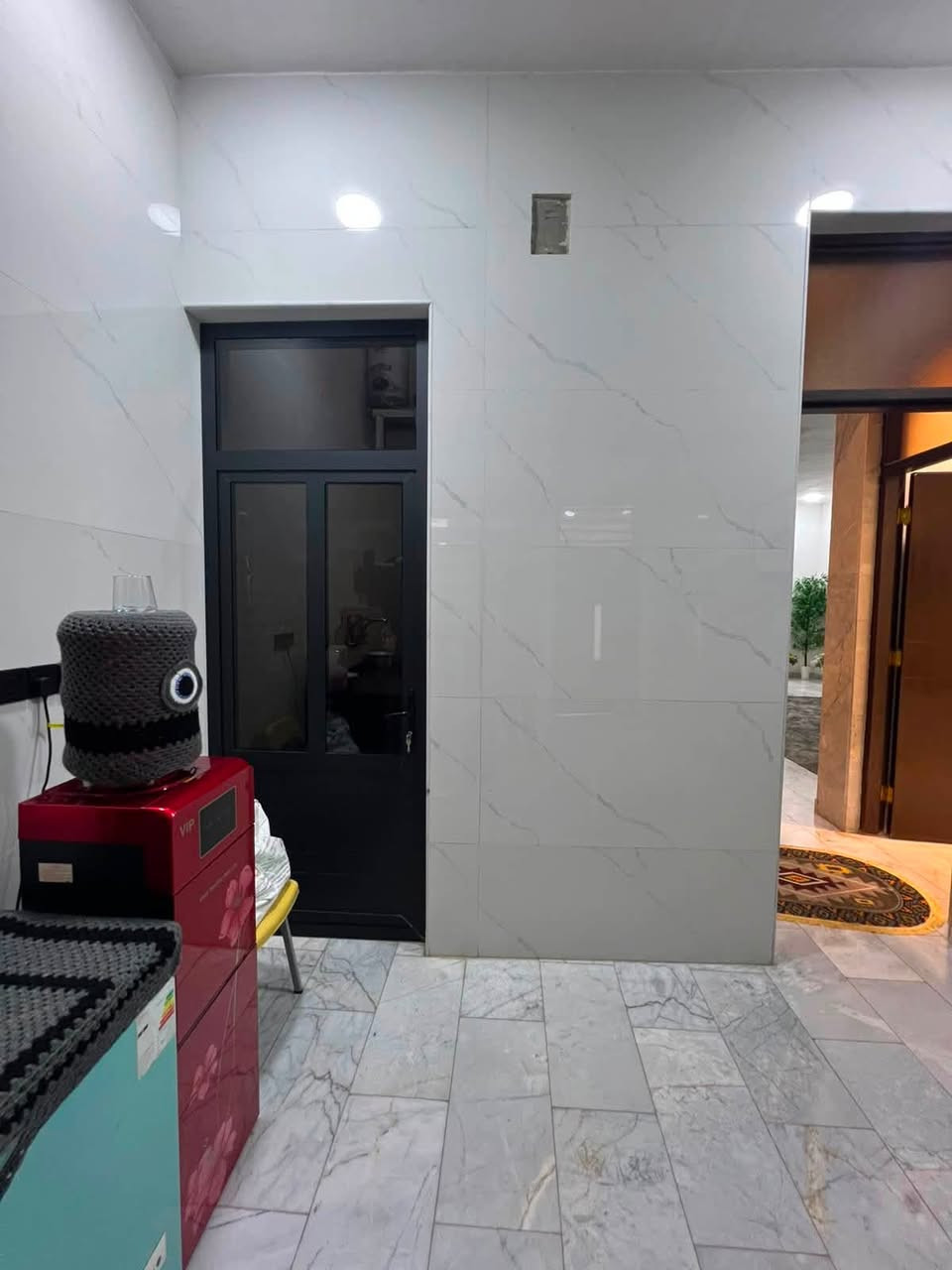 السلام عليكم بيت ١٦٠متر قاطين كامل جديد مثل مامذكور بصور بيت مرمر من الداخل شغل درجه اولى العنوان الشعلة القطاع الثاني مقابل مدرسة الامام الكاظم عليه السلام  البيت اللبيع اني مكلف بالنشر رقم الهاتف التواصل والاستفسار *********** حيدر الوحيلي
