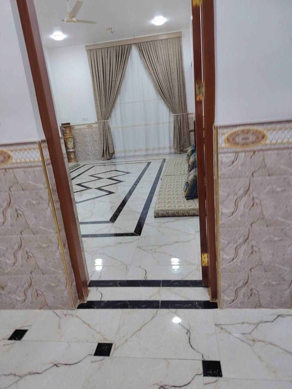 بسم الله دار للبيع  في ال 5 كيلو قرب مدرسة راية الله اكبر مساحه ٢٠٠ متر طابو ملك صرف تحويل ثاني يوم قرب المدارس والخدمات بسعر مناسب غرفتين وصاله ومطبخ وستقبال ومناور وكراج وصحيات داخليه وخارجيه الاستفسار
***********واتساب أو ماسنجر
***********اتصال 
السعر ١٤٠ وقابل للتفاوض
