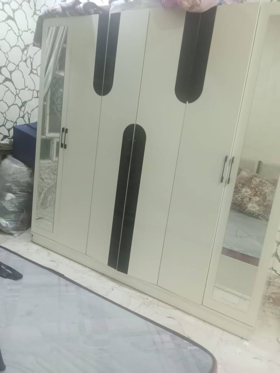 سلام عليكم غرفه لبيع هاذ رقم صاحبهه***********

