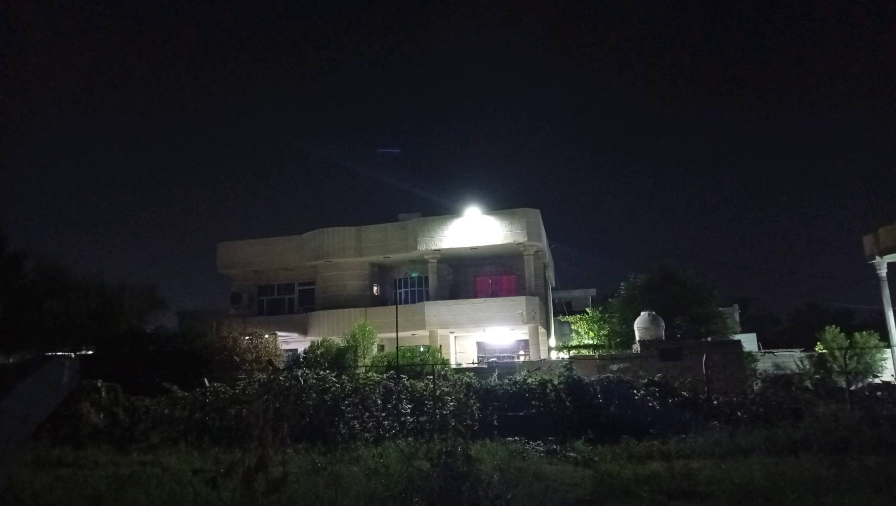 بيت ملك سند 25 للبيع كامل مساحه 500م يحتوي على 5غرف نوم 🏡🏠

وصاله عدد3 

استقبال 

وهوال

وحمام عدد 3

ومطبخ 

ومخزن غراض 

وكراج كبير 

لبيت كامل من كلشي خدمات ماء وكهرباء 24ساعه

 وشارع تباليط
عنوان شاطى التاجي قرب معمل لببسي