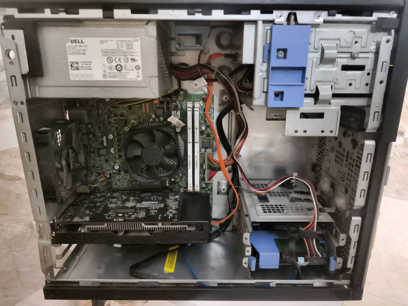 السلام عليكم حاسبة للبيع المواصفات
كارت شاشة rx550 نسخة xfx 
المعالج i7 جيل الثالث
رامات 16من هايبر اكس
التخزين ssd256+hhd 1TB
الملحقات كيبل hd كيبل باور ماوس كيبورد ماوس باد قطعة وايفاي شاشة حجم 17 وجوستك توصيل ماعندي تجي تفحص وتاخذ السعر 325