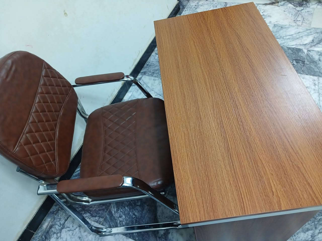 ميز مكتبي مع كرسي للبيع السعر ٢٠٠ الف وبيه مجال بسيط للتواصل ناصرية مركز
***********
