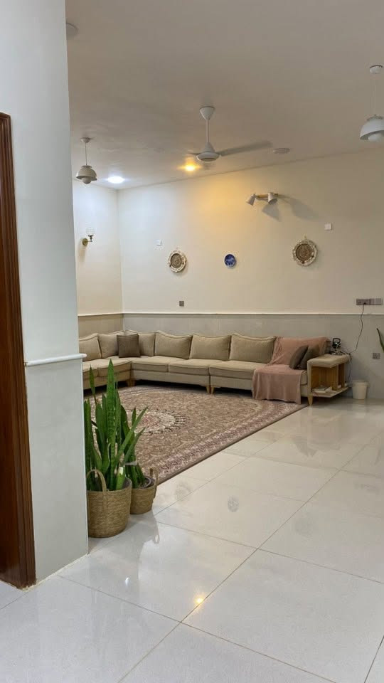 بيت للبيع المساحة ٥٠٠ متر طابو زراعي سند 25 مساحة البناء 220 والباقي حديقه مع طرمه كبيره
يتكون من غرفتين كبار بالاضافه الى صااله كبيره ومطبخ حار وبارد وصحيات وحديقه داخليه 
بناء درجه اولى 
الموقع الجمعيات حجي حسن الثانيه نهاية شارع المولده
للاستفسار اكثر يرجى الاتصال بالرقم (صاحب البيت) ادناه
 ***********
