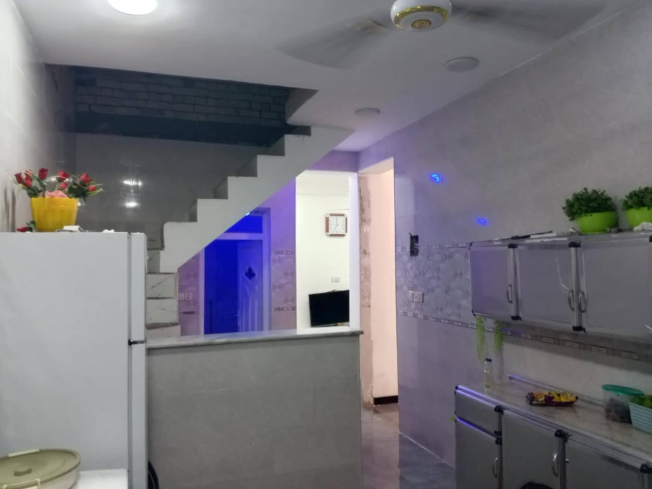 السلام عليكم بيت 80متر الواجهة 7الى ربع وانزال 12وربع طابو صرف بسمي بناء حديث طابق واحد جاهز يتكون من استقبال وحمام ومطبخ  وغرفة نوم والثاني غرفه نوم وخدمات بيتونه وسطح المكان الشرطة الخامسه شارع الصوره مال سيد مزهر نفس قريب من مدرسه الماجدات للتصال ***********
