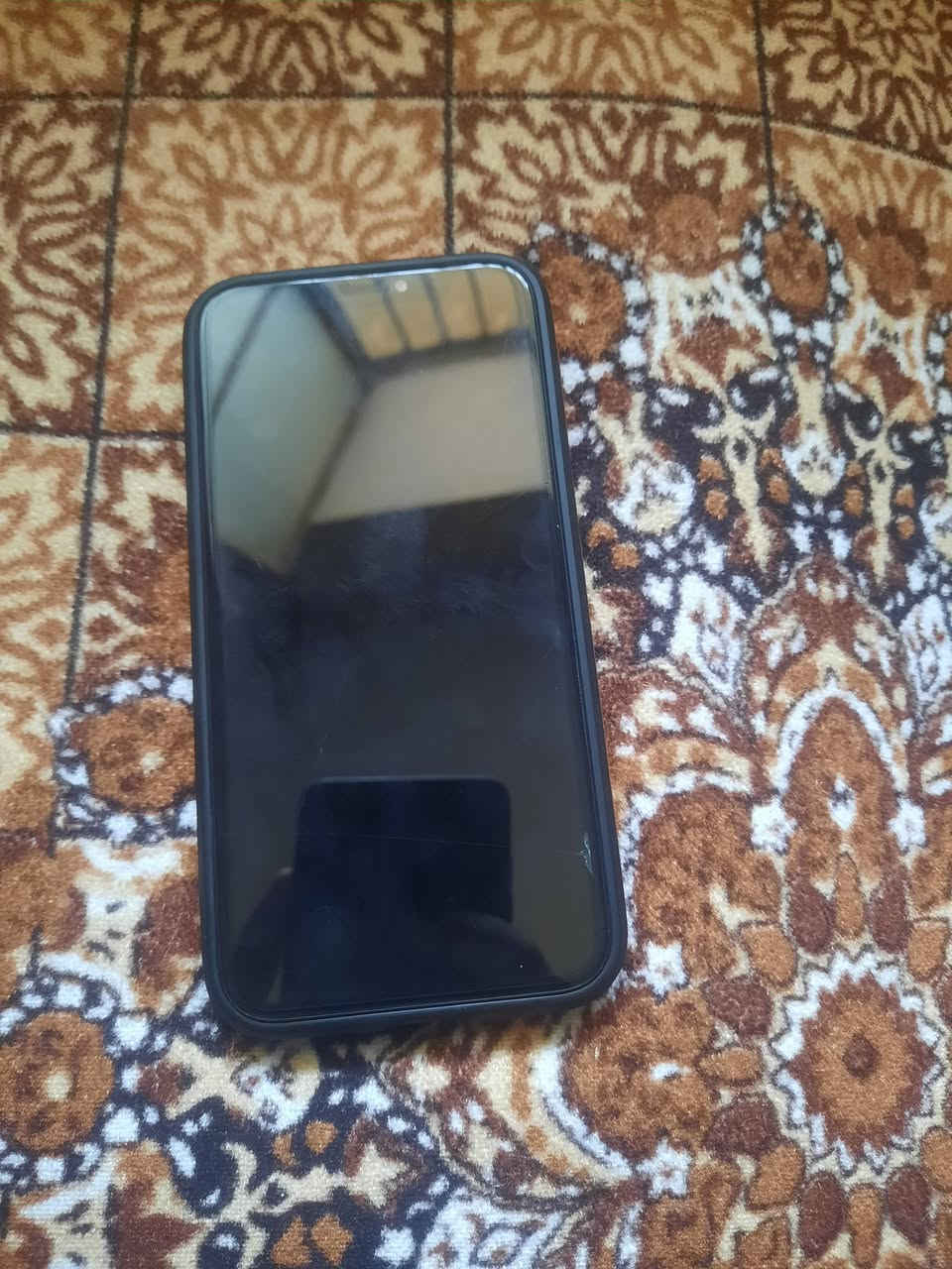 الخط ما يشتغل • بطارية ٨٠٪ • شاشة أصلية