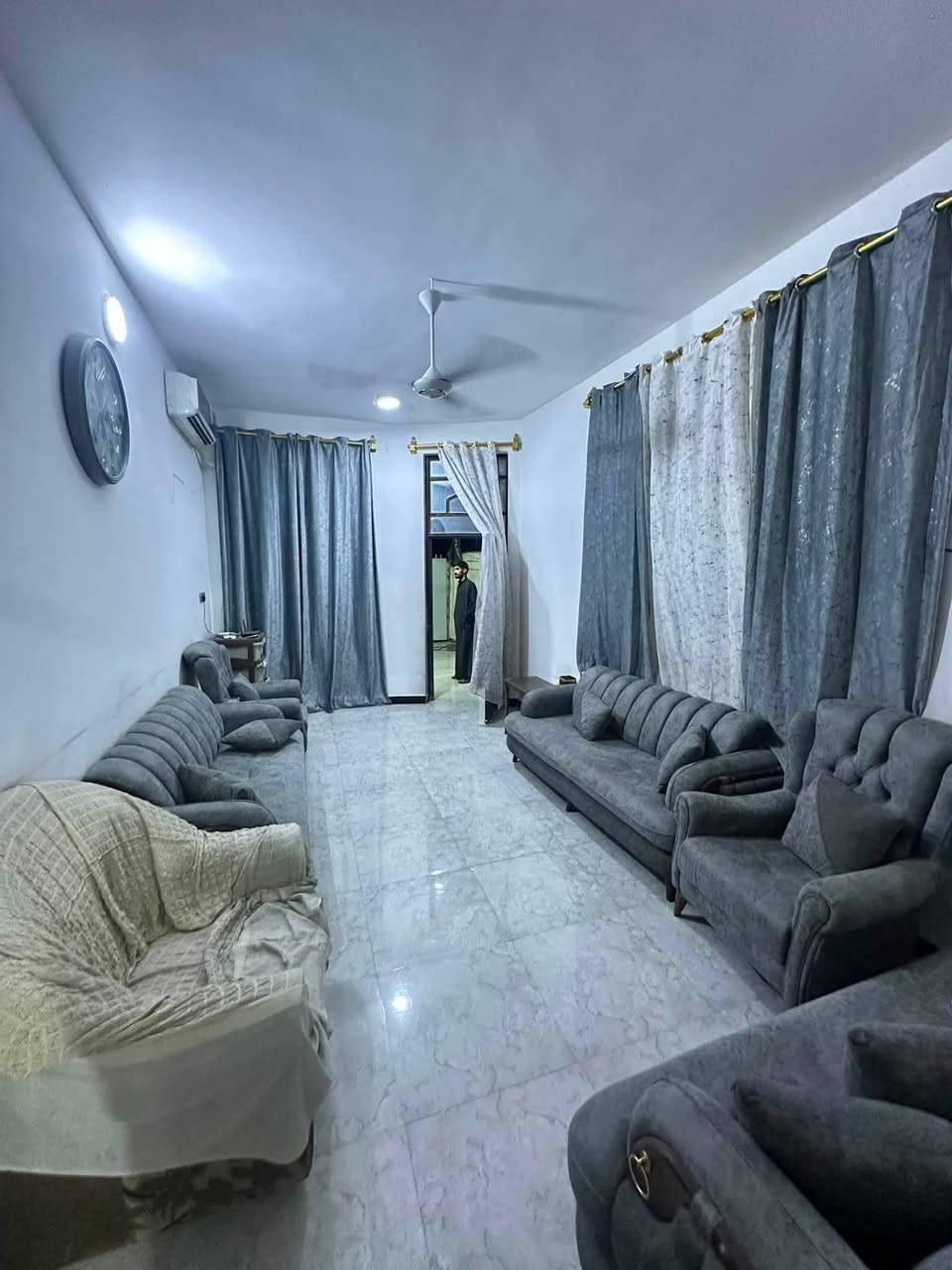 السلام عليكم /بيت للبيع طابو صرف

المساحه/ 125  

📍عنوان البيت شارع80  المنهدسين الرابعه 

مجاور مدرسه عمر عبد العزيز وقريب مول زيد 

واجه 5م 
يحتوي على صاله
غرفه نوم 
مطبخ 
صحيات داخليه 
صحيات خارجيه
طارمه مع ممر خارجي وداخلي 
السعر 122
للاستفسار 
☎️ الاتصال على الرقم ***********
