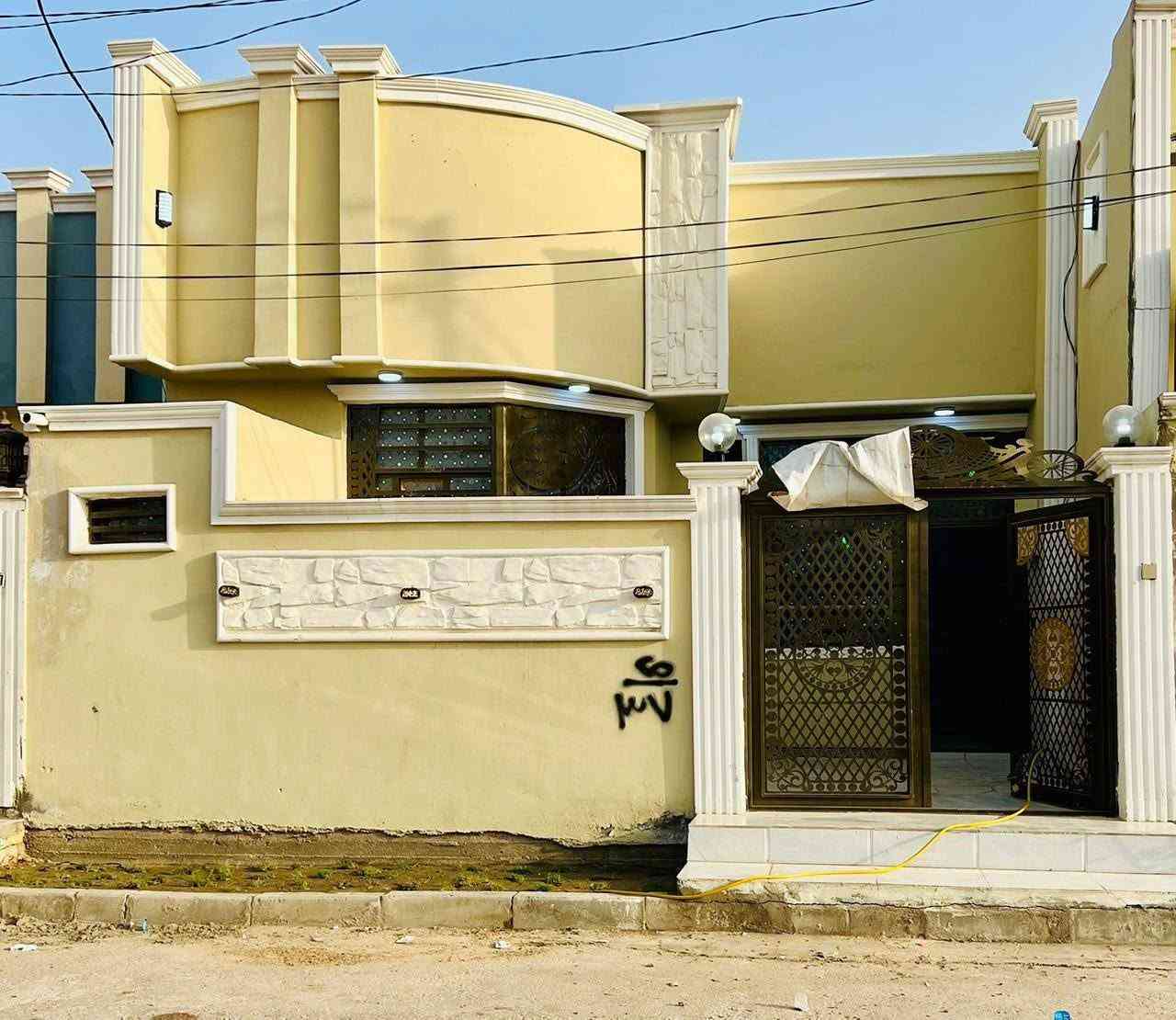 السلام عليكم 
بلاش بلاش  160متر وشارع 20
بيت 160 متر للبيع طابق واحد
شارع كربلاء عمود 110 البيت شارع 20
بناء جديد وخدمات كامله ماي كهرباء تبليط 
البيت مرقم وجاهز 
البيت مرقم من قبل البلدية وبي معاملة تطويب
السعر مناسب 75 
***********
