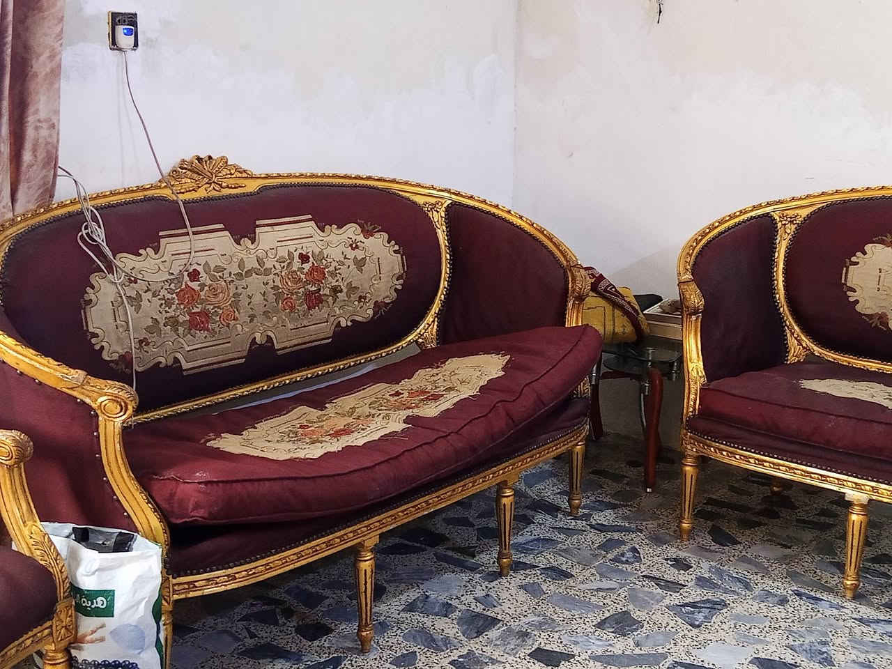 للبيع تخم اربع كراسي وثنين كبار 100 رقم *********** الحبيبة مدينه الصدر
