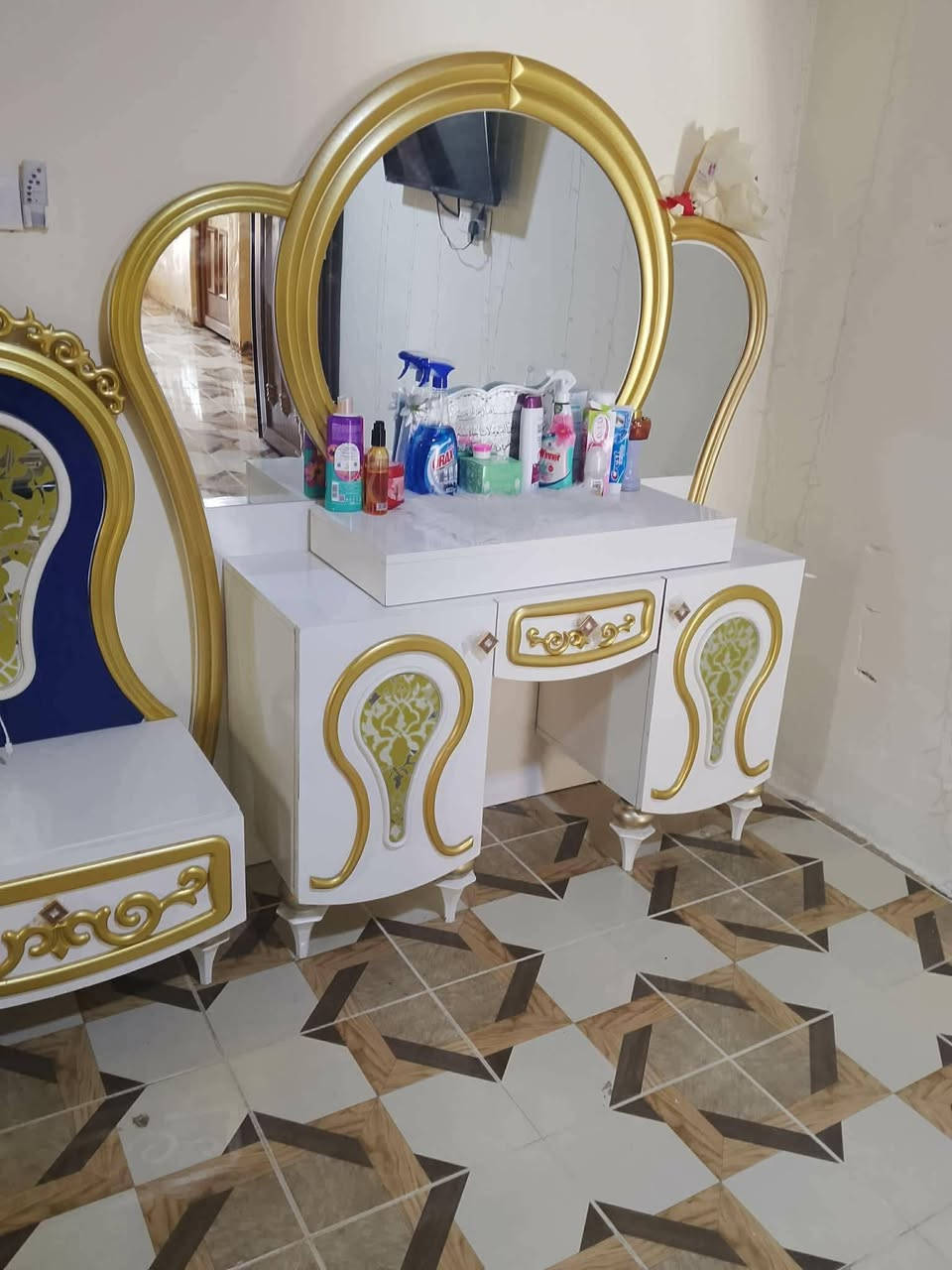 السلام عليكم ورحمة غرفة خشاب جديده مستخدمه شي قليل سعره 500وبيها مجال ***********
