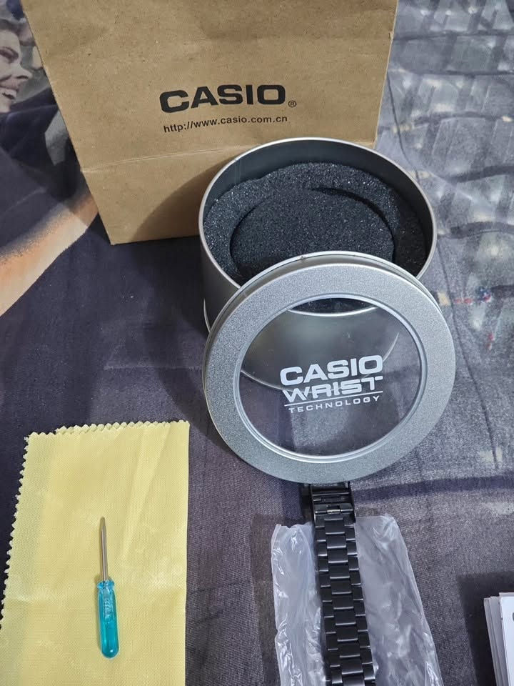 السلام عليكم
ساعه Casio WR5 Technology جديدة غير مستخدمة السعر ٤٥ مع التوصيل وسعرها اعلى من هل سعر  للتواصل على الرقم *********** 

المواصفات 

•  ⌚ شاشة رقمية كلاسيكية.

•  ⏱️ ساعة إيقاف (Stopwatch).

•  🔔 منبّه يومي.

•  📅 عرض اليوم والتاريخ.

•  💡 إضاءة للشاشة.

•  🔢 نظام 12/24 ساعة.

•  🔋 تعمل ببطارية زر، وعمرها عادةً عدة سنوات حسب الموديل.

•  💧 مقاومة للماء ولاكن بدرجة بسيطة
