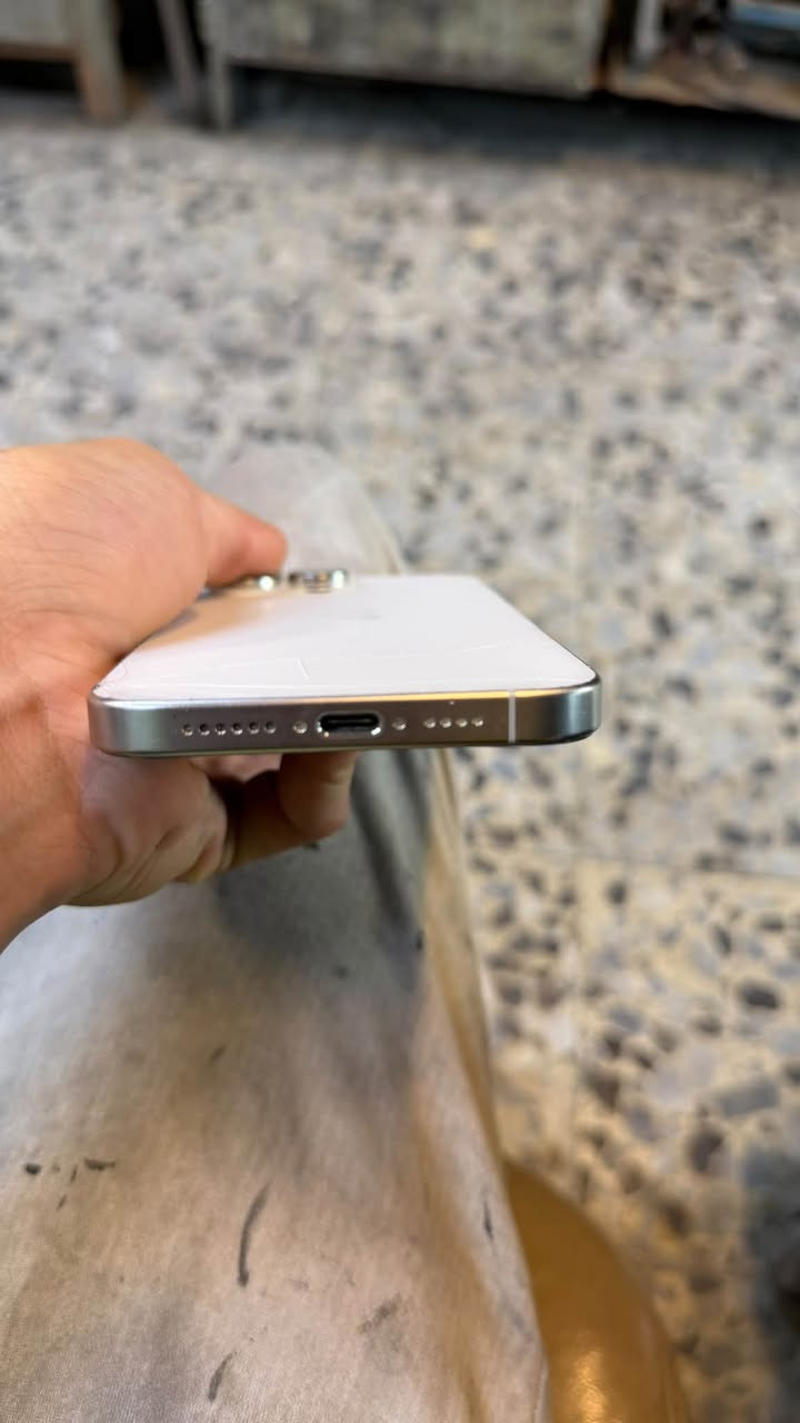 سلام عليكم  
ايفون 15 برو ماكس  امريكي esim

شريحة إلكترونية فقط
للبيع او مراوس باقل شعندك نزل 
وبالنسبة للسعر قيمو اعلى سعر ابيع 
مكاني بغداد 
***********

نص مكتوب في الصور:
- حالة البطارية
- لم يتم التحقق منه
- غير قادر على التحقق من أن هذا الـ iPhone يحتوي على بطارية أصلية من Apple. قد لا تكون التفاصيل الواردة من هذه البطارية دقيقة.
- لمعرف المزيد
- قد تكون خدمة البطارية مغطاة بالضمان. حول البطارية والضمان...
- الحد الأقصى للقدرة 100%
- هذا قياس لقدرة البطارية مقارنة بقدرتها عندما كانت جديدة. قد تتسبب القدرة المنخفضة بتقليل ساعات الاستخدام بين عملية الشحن والأخرى.
- عدد الدورات 95
- هذا هو عدد مرات استهلاك iPhone بقدرة البطارية.
- معرفة المزيد...
- تاريخ التصنيع تشرين الأول 2024
- أول استخدام غير معروف