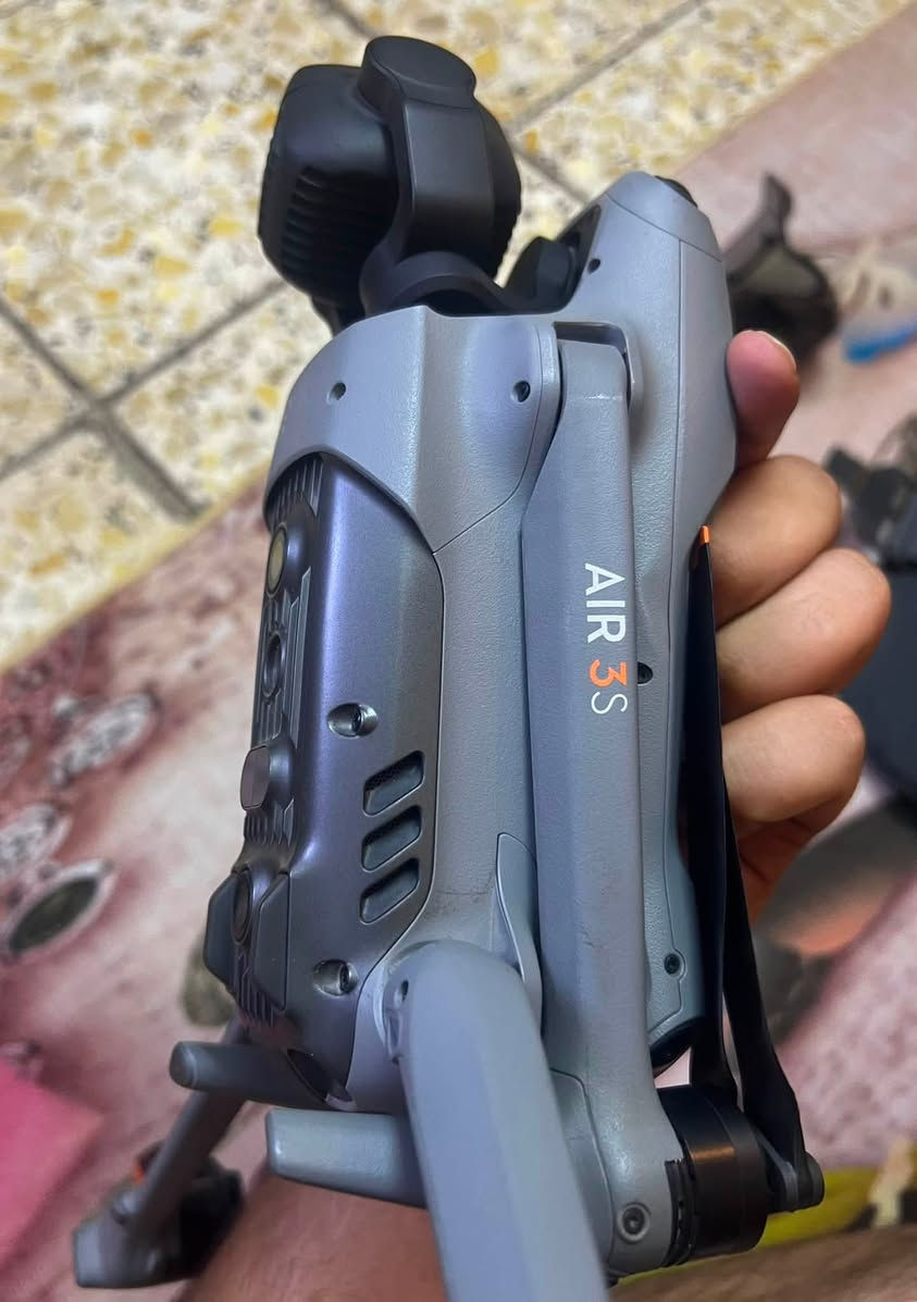 للبيع للبيع درون AIR 3 s   

السعر (خاص خاص)حتى محد يكسر بالسعر 

*********** 📞 

المواصفات 👇🏻

* الوزن: 724 غرام
* مدة الطيران: لحد 45 دقيقة تقريباً
* السرعة القصوى: 21 متر بالثانية
* مقاومة رياح قوية وثبات ممتاز بالتصوير 

الكاميرات

* كاميرا رئيسية:
    * 1 إنج CMOS
    * دقة 50MP
    * فتحة عدسة f/1.8
    * ممتازة بالتصوير الليلي واللو لايت
* كاميرا تيليفوتو:
    * 48MP
    * تقريب بصري 3x
    * عدسة 70mm للتصوير السينمائي والبورتريه 

الفيديو

* تصوير:
    * 4K حتى 120fps
    * FHD حتى 240fps
* يدعم:
    * D-Log M
    * HLG
    * 10-bit Color
* مناسب للمونتاج السينمائي والكلر گريدنغ 

التثبيت والأمان

* جيمبل 3 محاور ميكانيكي
* مستشعرات تفادي عوائق بكل الاتجاهات
* LiDAR أمامي للطيران الليلي
* Smart Return To Home ذكي حتى بالليل 

التخزين والبث

* ذاكرة داخلية 42GB
* يدعم microSD
* بث فيديو O4 بعيد وواضح جداً
* نقل ملفات لاسلكي سريع 

مناسب لمنو؟

* تصوير أعراس وسفر
* تصوير سينمائي
* يوتيوب وريلز
* تصوير عقارات ومحتوى احترافي
