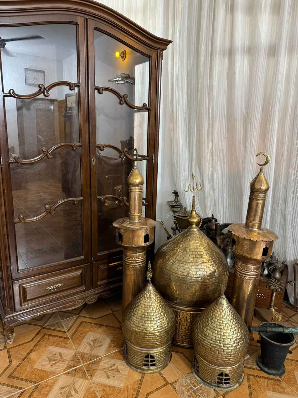السلام عليكم كبه ومناير نحاس حجم كبير جدا ارتفاع المناير ١٢٥ سم ارتفاع الكبه ١٢٠ سم هاون بغدادي قديم ارتفاع ٢٢ ونص ***********
