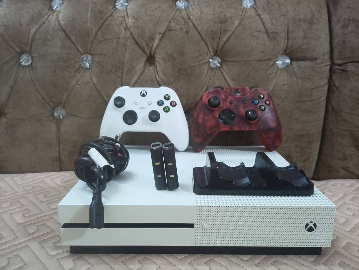السلام عليكم 
Xbox one s 
للبيع 
يدتين 
بطاريات 
اشتراك كيم باس 
السعر 225
اتصل عل رقم
***********

