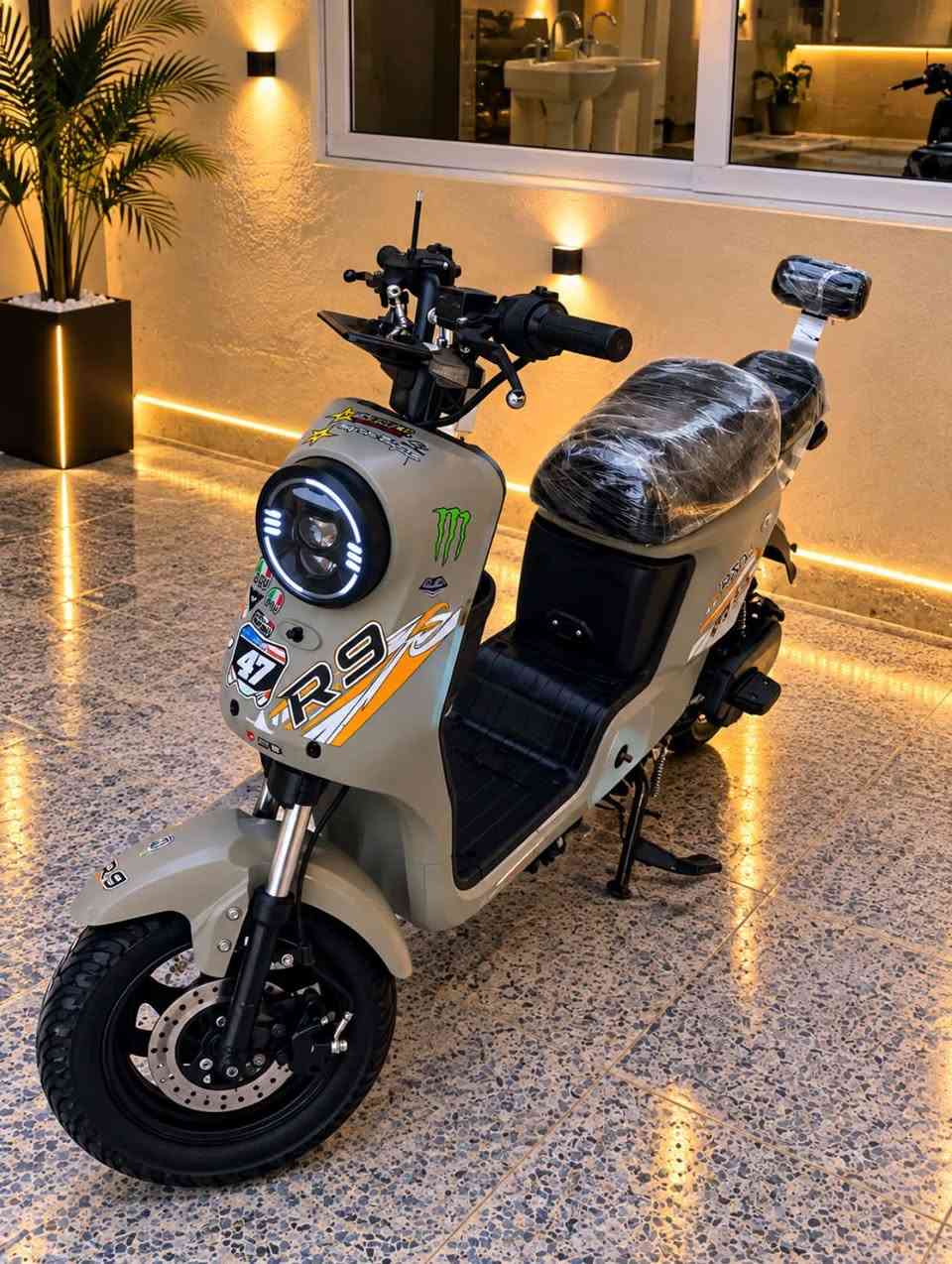 سلام عليكم دراجه شحن r9 موديل 2025
مواصفات
5 بطاريات كبار دبل🚀
السرعة الحقيقية 65
اللون ترابي طافي
دبلات شغالات خلفي امامي💪🏻
تايرات جدد✌🏻
ملف 1200 واط💯
بريك امامي خلفي 👉🏻
دسكات🔕
لايت عالي ناصي⭐️
2اشاير💥
اشاير يمنة يسرة
تجوة مال السرج الثاني موجودة
سلة موجودة تجي وياه🤞🏻
سويج وبصمه تشغيل عن بعد
فقط بيها بطاريه وحدة منفوخه ولاكن تشتغل وتمشي والجاملغ الخلفي مكسور جزء منه ولاكن ما ياثر 💞
السعر :   425وبيها مجال
المكان : النجف الكوفة
الرقم :  ***********
