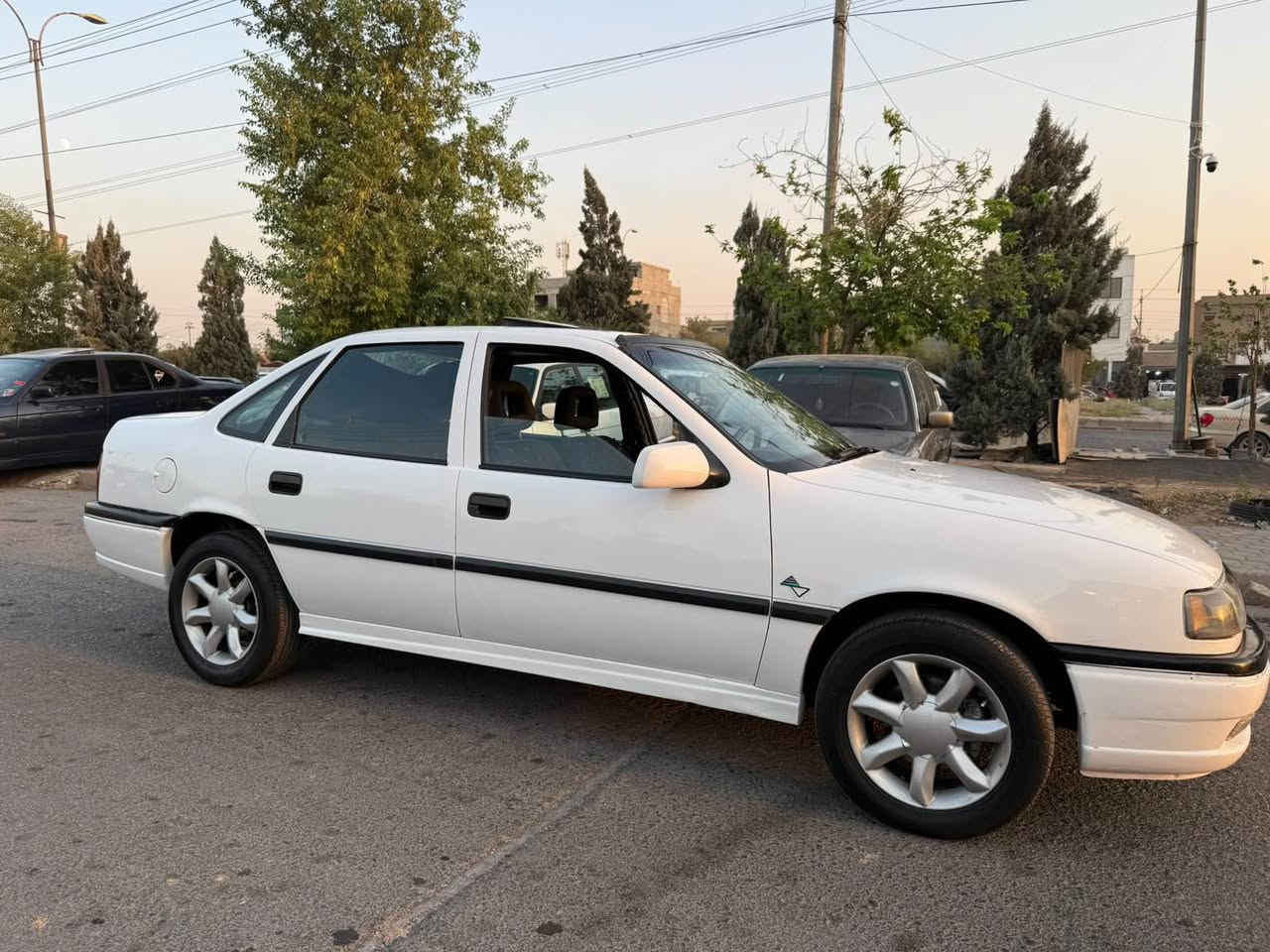 ڤیکترا ١٩٩٥
تەکسی بوە کرایتە خسوسی
گێر و مەکینەی بە شەرت 
مەکینە سەنی
رەقەم و سەنەوی نوێییە
لێدرانی نییە 
یەک دینار مەسرەفی نییە 
سعری ٤٧ وەرەقە و مەجال 
لە هەولێرم 

*********** أربيل, العراق
