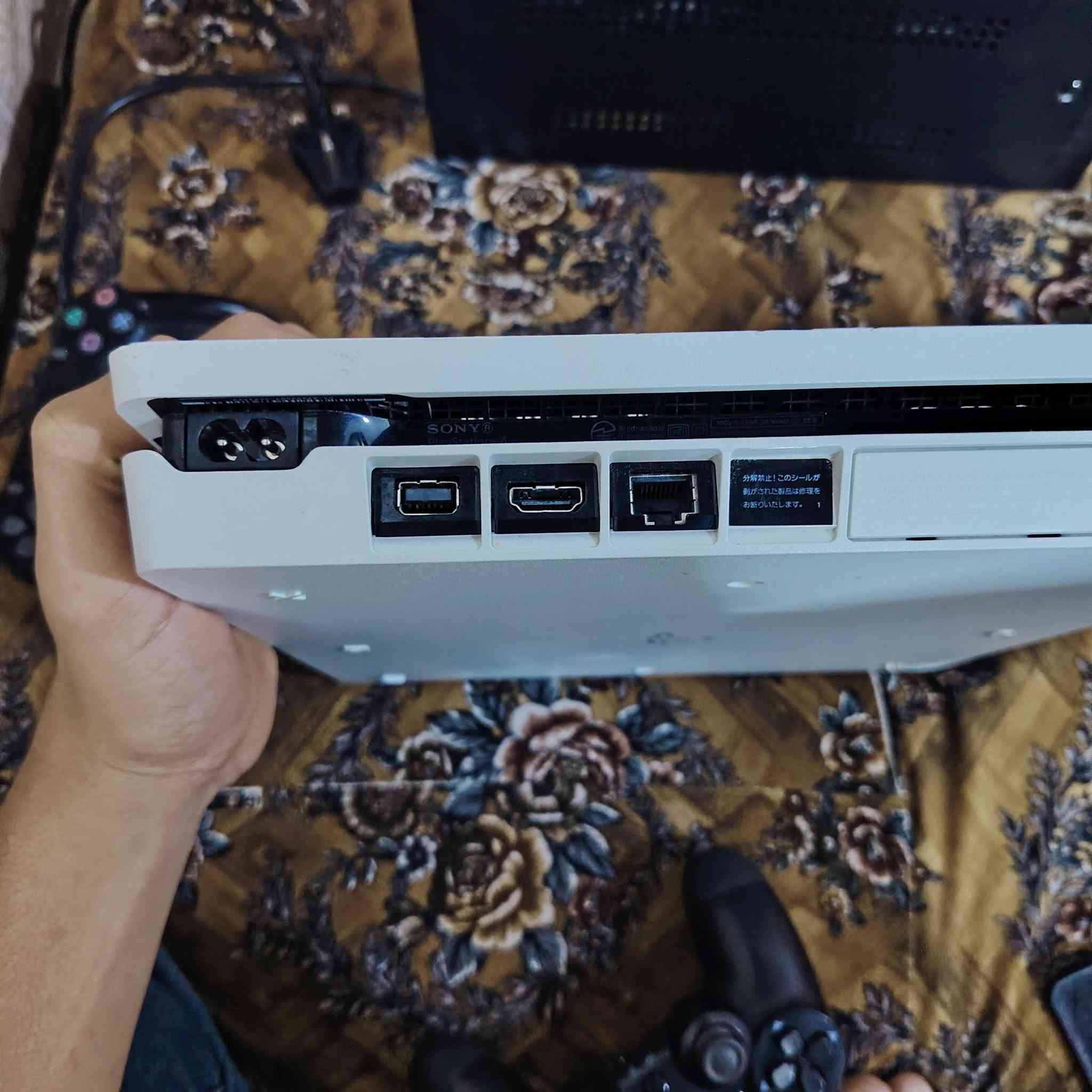 بلي فور مهكر باندل ابيض 512g استعمال شهر ما مفتوح ولا طاب مصلح نضافه 95٪ بعدو باله مع يو بي اس 850 رايسنگ احدث نوع اشتريتو 45 الف ومع ثلاث يدات اثنين تجاريات وحده اصليه الاصليه بيها مشكلة لاز الا مصلح السعر 350الف للمراسله تفضل خاص او مراسله واتساب على هاذا الرقم ***********
