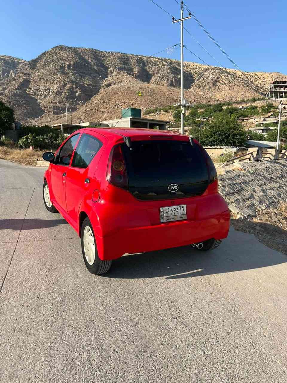 BYD 2013 سەیارەێکی زۆر جوان و خاوێن 
چوار تایەی تازەی بۆ بەستراوە 
سەیارەکە بەس لە سەیاقێکی کەمە 
تندوتۆل بێمەسروف
سەنەوی ئەسلی لەگەلە بەشەرت 
براوەو موسی بەشەرت
هەموو گیانی بەشەرت کارەبای بەشەرت 
سەقفی وەک شوشەوایە
ماشاللە ساردوشوختی نیە 
 ڕەقەمو سەنەوی ئەسلی ئەوەلایت 
*********** واتسئەپی لەسەرە Singapore
