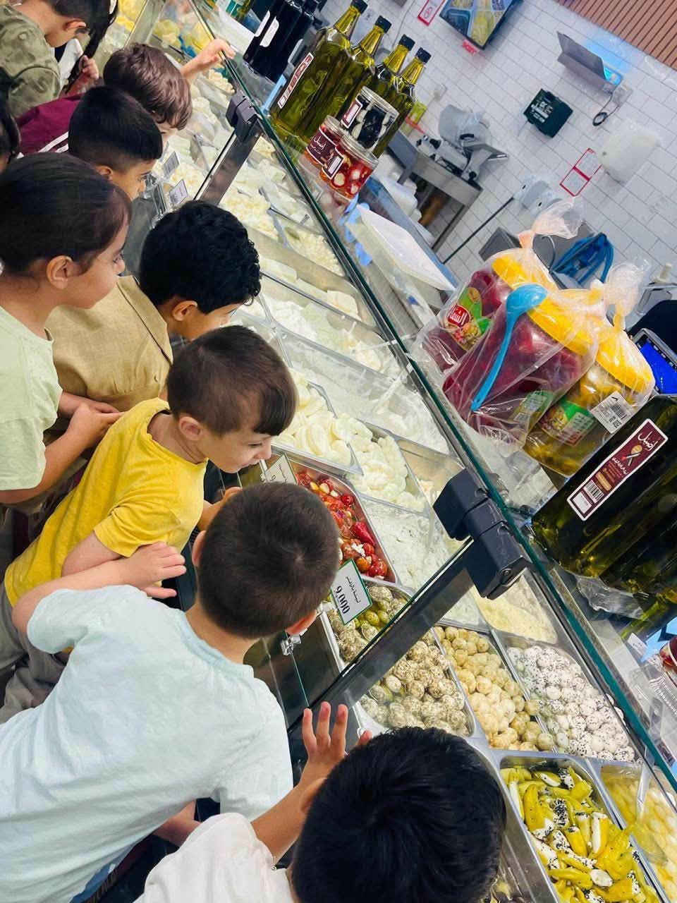 من نعلّم الطفل شلون يختار، نعلمه شلون يكون مسؤول.. والتعلم الحقيقي يبدي من تجربة.💛✨
🚌🚌تتوفر خطوط نقل للمناطق المجاوره 

اليوم عشنا ويا صغارنا  أجمل اللحظات بسفرتنا للهايبر ماركت 🛒🌸

عيونهم كانت تلمع بالفرح وهم يكتشفون ويختارون المنتجات بنفسهم، ويجربون شعور الاعتماد على النفس بكل براءة وفخر.. خطوات صغيرة، بس صنعت بداخلهم ثقة كبيرة! ❤️

من القلب شكراً لكادر وفريق التعاون هايبر ماركت  على استقبالهم الدافئ، تعاملهم اللطيف، وطول بالهم ويا صغارنا.. أسعدتم قلوبهم وصنعتوا وياهم ذكريات ما تنمحي. 💛

📍 فرعنا الأول : بغداد – العامرية – نهاية شارع الملجأ – قرب المجلس البلدي

📞 للتواصل والاستفسار: ***********

📍 الفرع الثاني :حي الجهاد - سريع حي العامل - قرب مسبح الرافدين

📞 للاستفسار والتواصل: ***********

📌 تابعونا لتكونوا جزءًا من رحلتنا التربوية، ولتتعرفوا على رؤيتنا ورسالتنا وأهدافنا التي نطمح لتحقيقها معكم.

خطوة طفلك الأولى تبدأ من حلمه الأول 🌱

#روضة_الحلم_الأول #الحلم_الأول #حي_الجهاد

#العامرية

