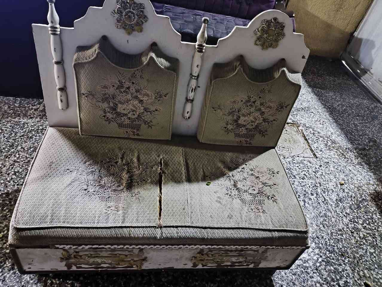 تخم كرسي ملكي نضيف عدد ٢ 
قنفه صاج عدد ١ 
تخم عدد ٢ بي كسر قليل 
قيم واخذ الاتصال ع الرقم ***********
